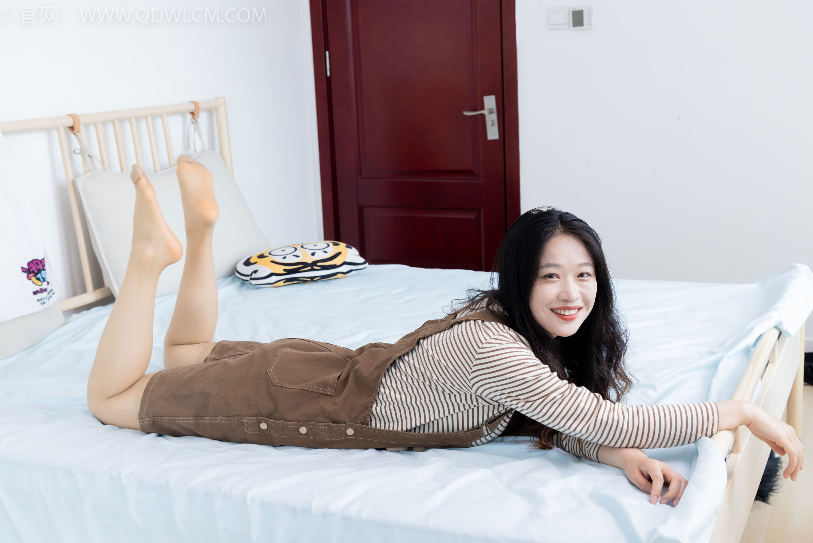 物恋传媒 No.2388 小紫 - 皮鞋、薄肉丝大腿袜/(160P)