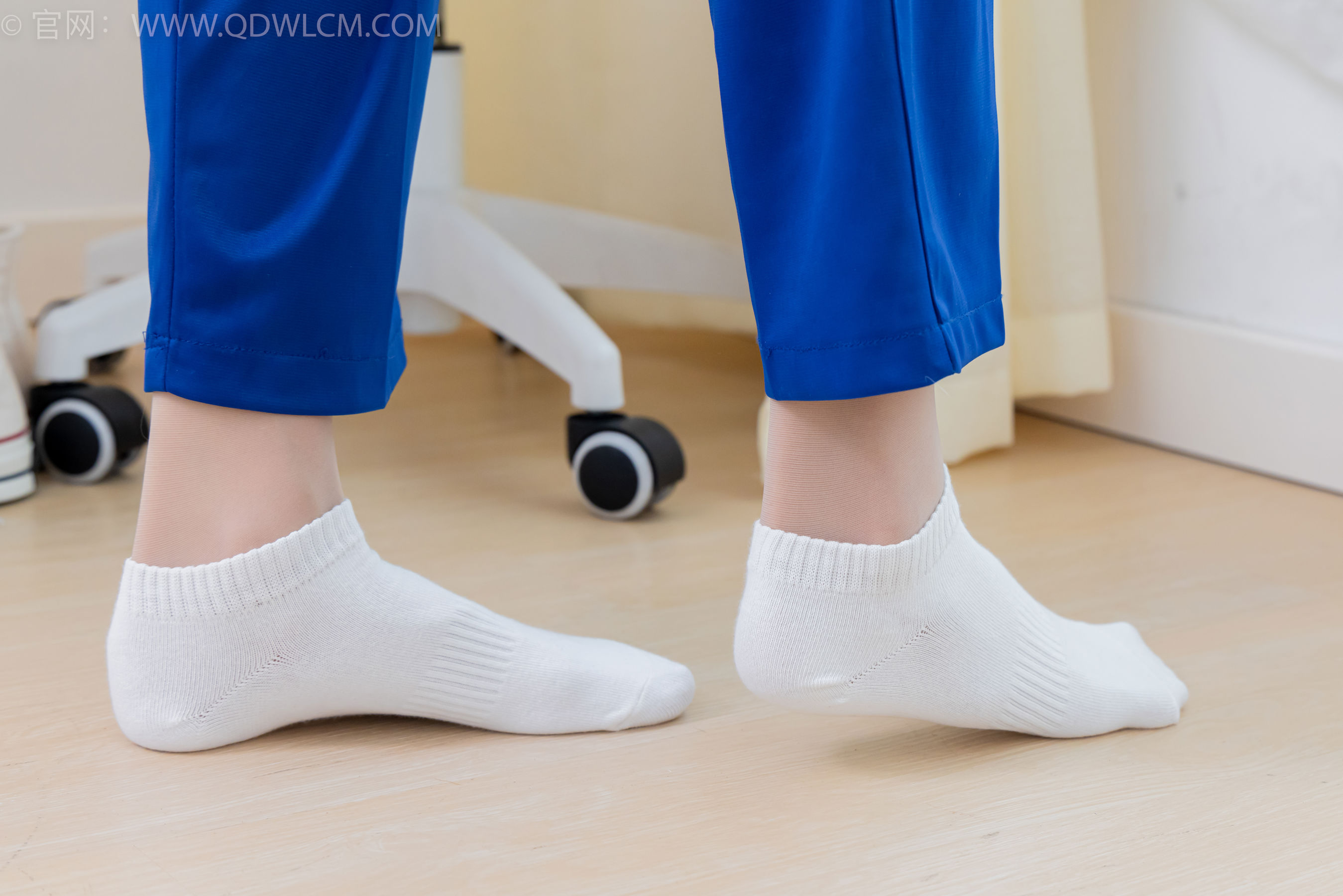 物恋传媒 No.2387 小夏 - 帆布鞋、白短棉袜、薄肉丝、校服/(150P)