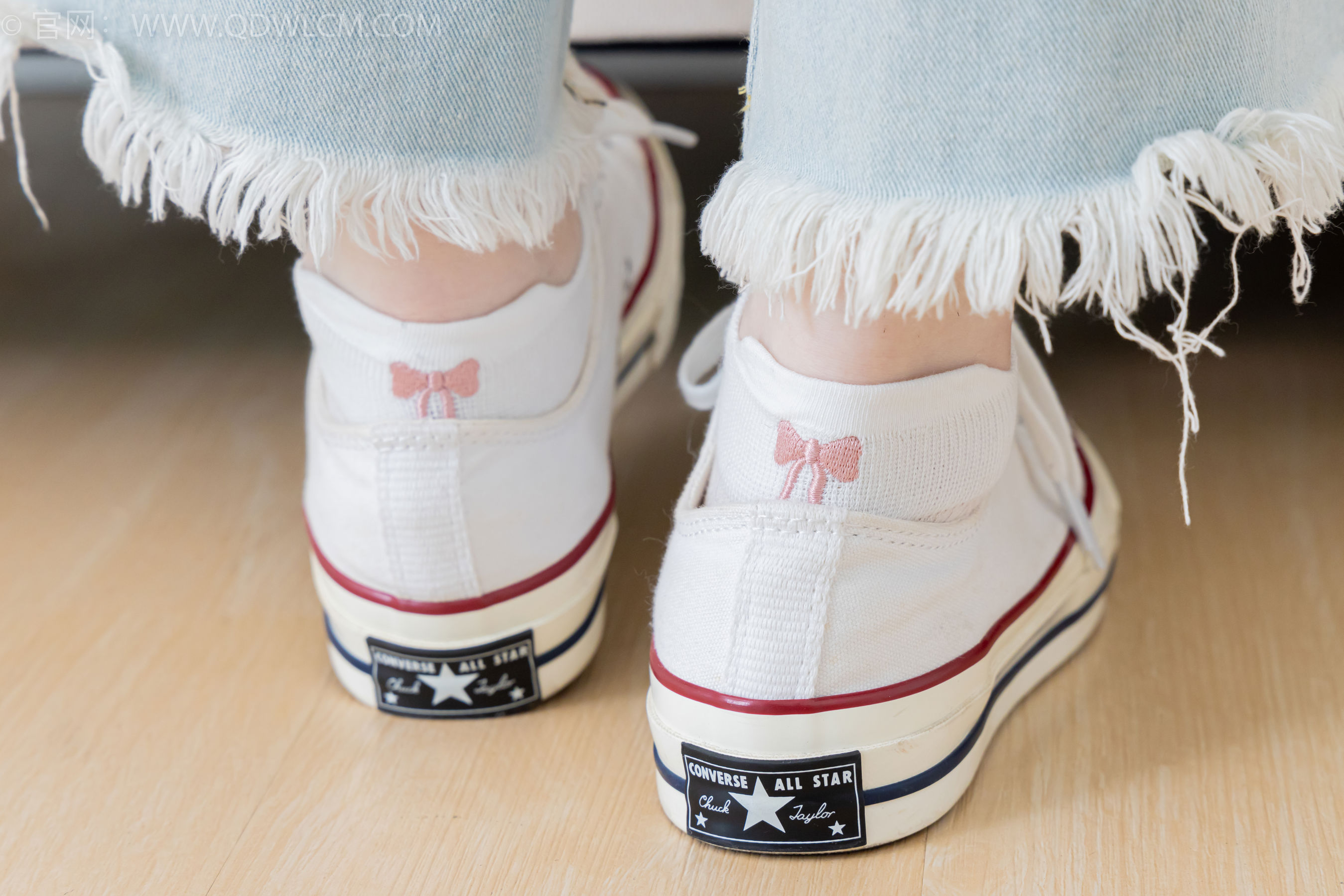 物恋传媒 No.2390 荔枝 - 帆布鞋、短白棉袜、裸足/(150P)