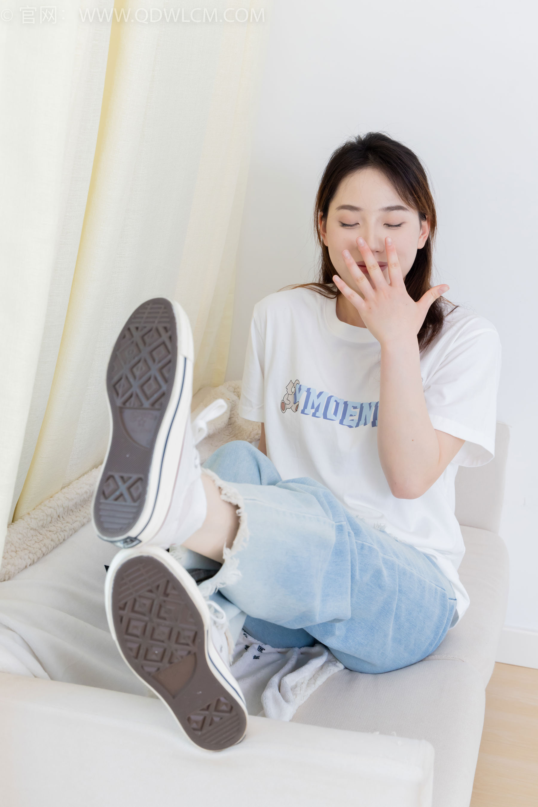 物恋传媒 No.2390 荔枝 - 帆布鞋、短白棉袜、裸足/(150P)