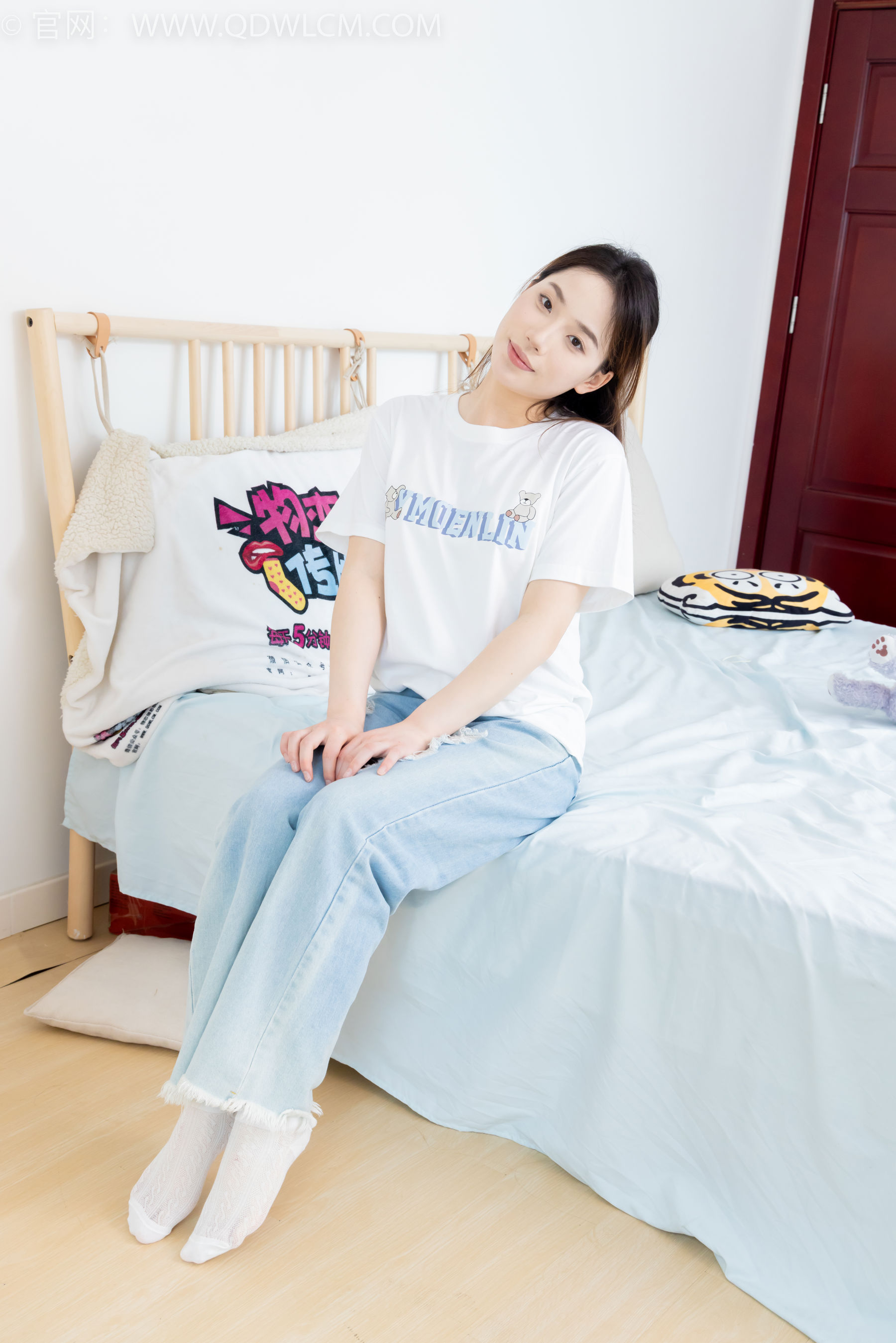 物恋传媒 No.2390 荔枝 - 帆布鞋、短白棉袜、裸足/(150P)