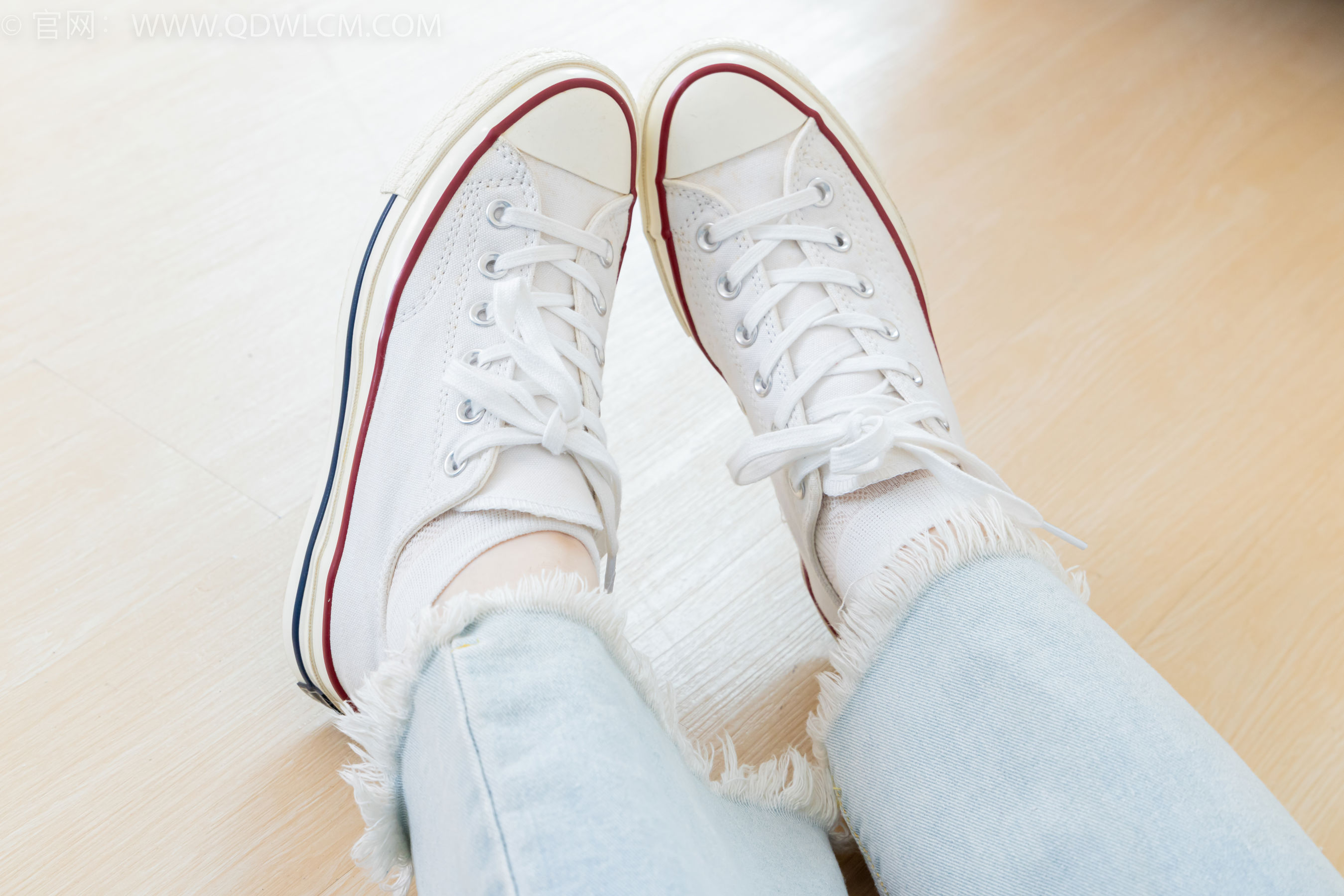 物恋传媒 No.2390 荔枝 - 帆布鞋、短白棉袜、裸足/(150P)