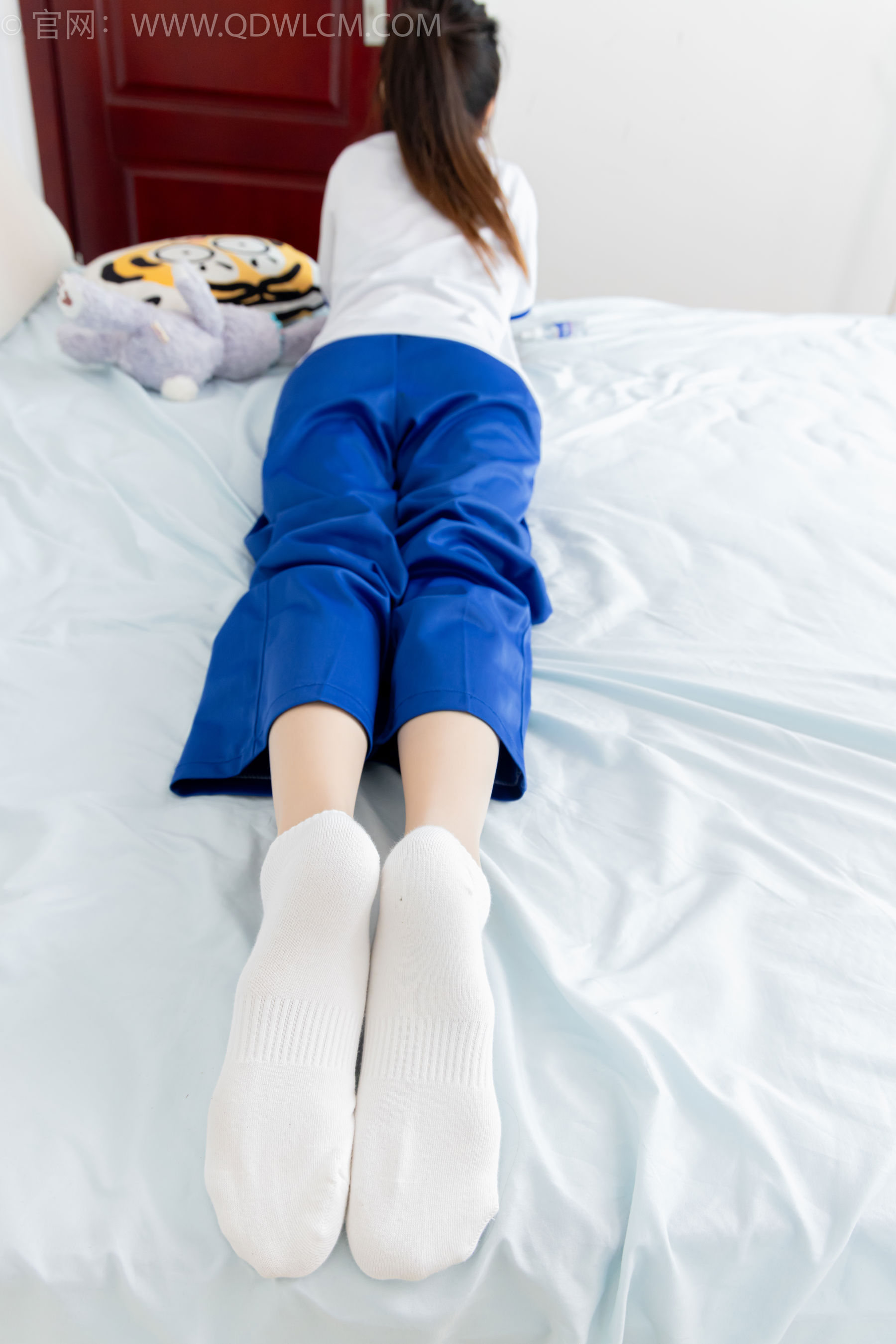 物恋传媒 No.2387 小夏 - 帆布鞋、白短棉袜、薄肉丝、校服/(150P)