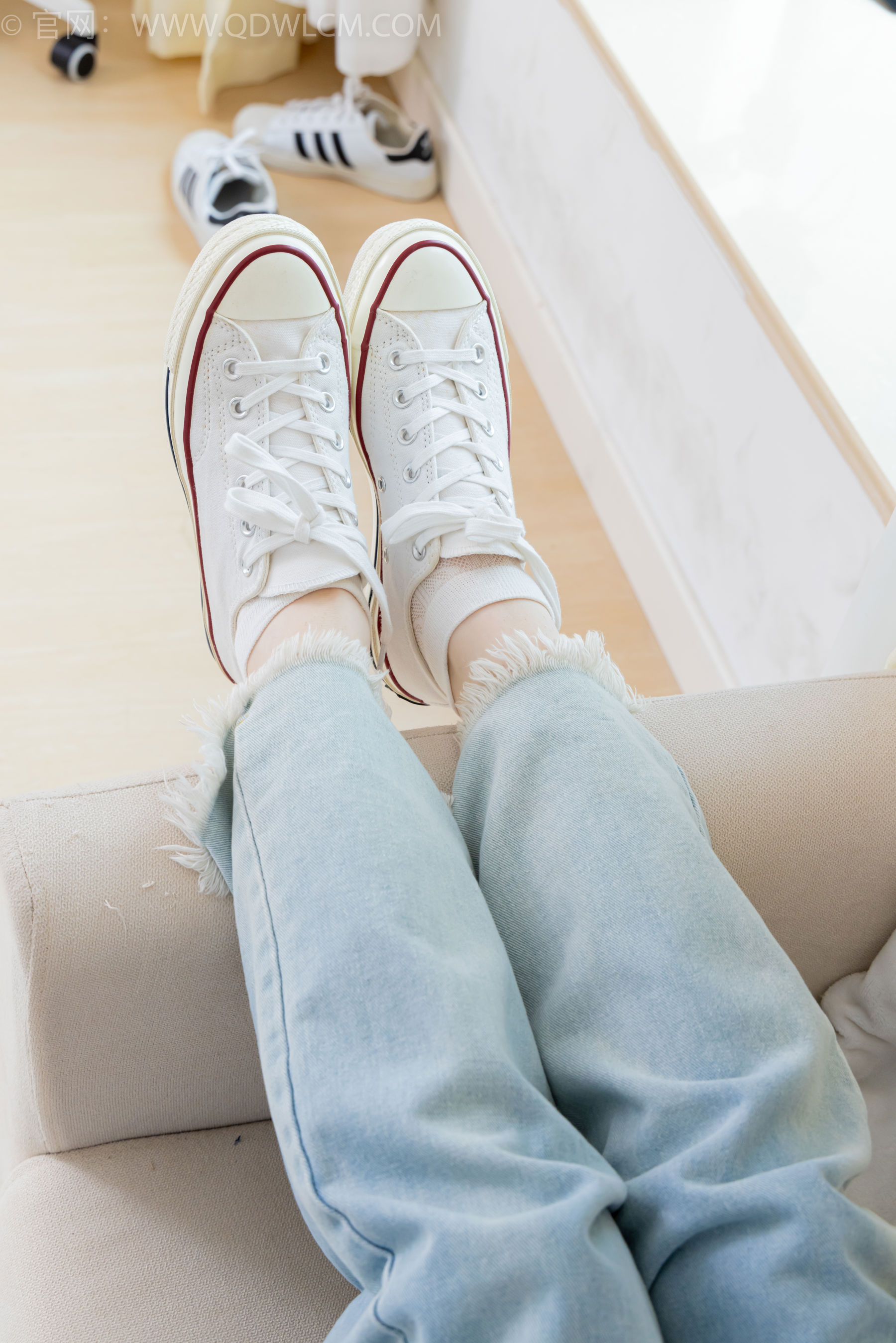 物恋传媒 No.2390 荔枝 - 帆布鞋、短白棉袜、裸足/(150P)