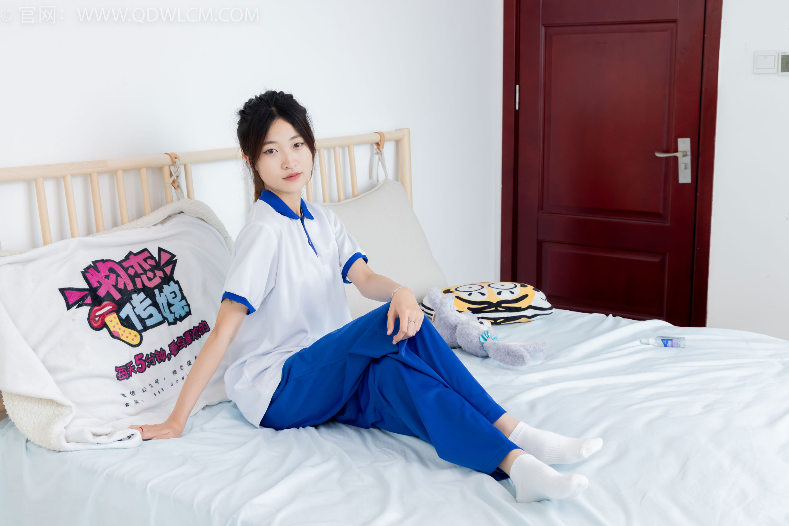 物恋传媒 No.2387 小夏 - 帆布鞋、白短棉袜、薄肉丝、校服/(150P)