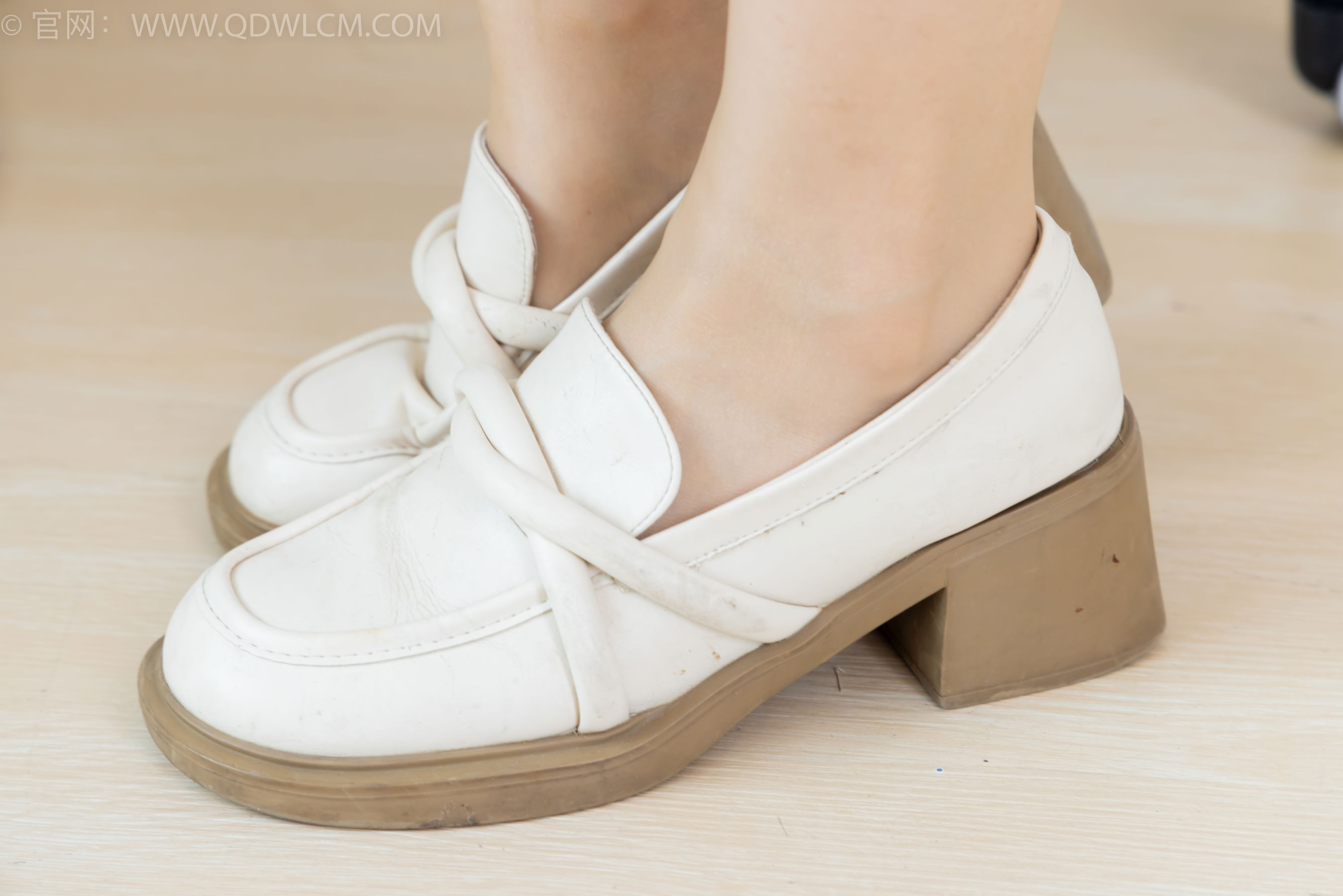 物恋传媒 No.2388 小紫 - 皮鞋、薄肉丝大腿袜/(160P)