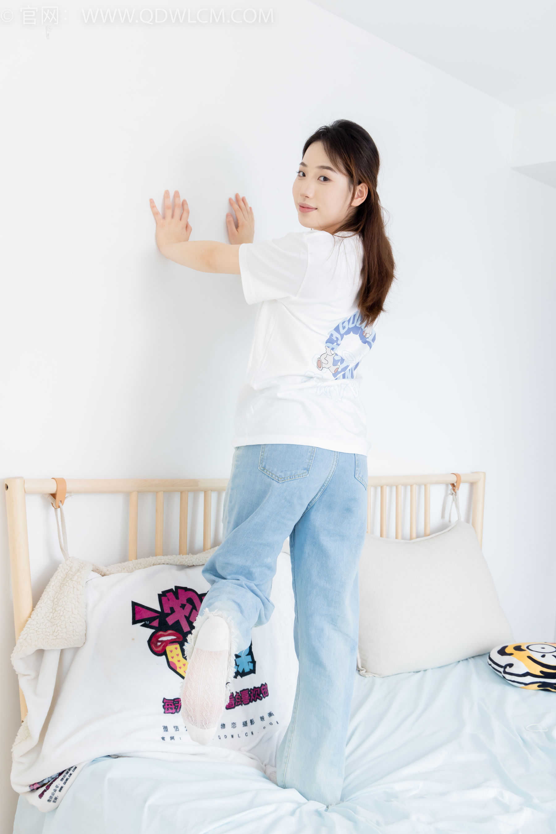 物恋传媒 No.2390 荔枝 - 帆布鞋、短白棉袜、裸足/(150P)