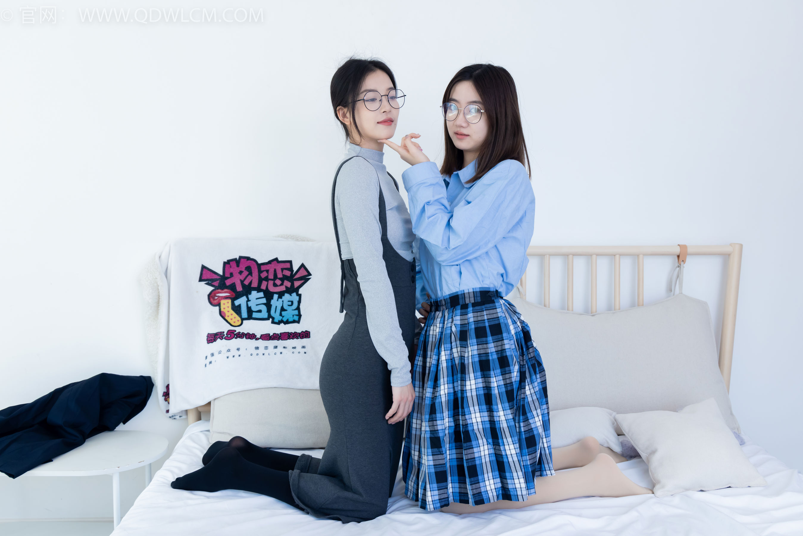 物恋传媒 No.2391 茯苓&欢欢 - 短靴、皮鞋、厚黑丝、厚肉丝/(200P)