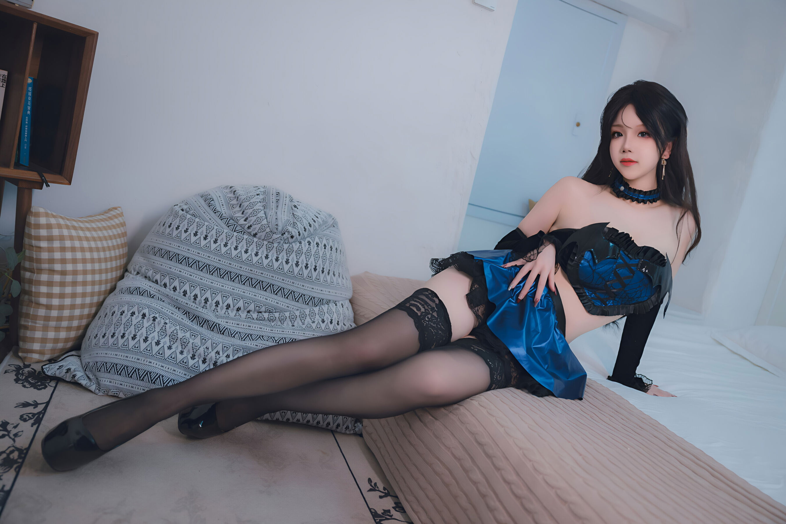 动漫博主雪晴Astra - 蓝色蕾丝短裙/(48P)