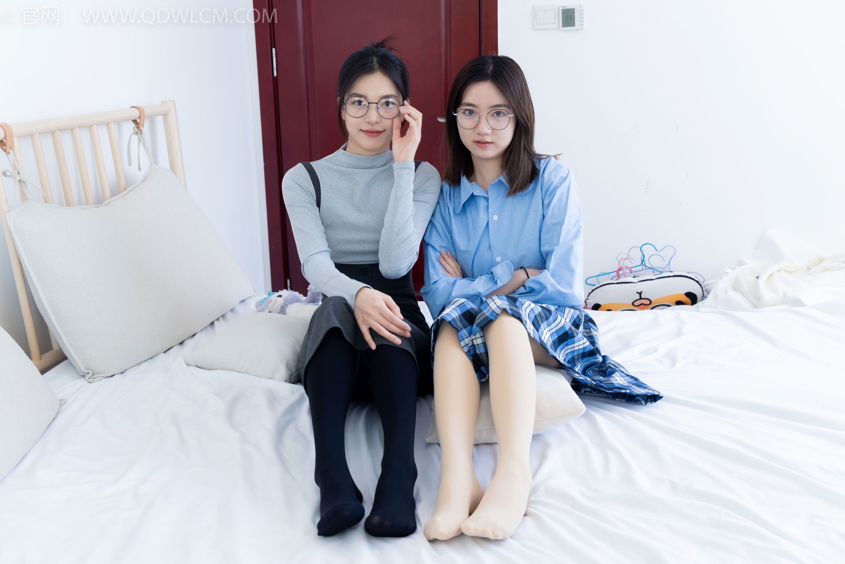 物恋传媒 No.2391 茯苓&欢欢 - 短靴、皮鞋、厚黑丝、厚肉丝/(200P)