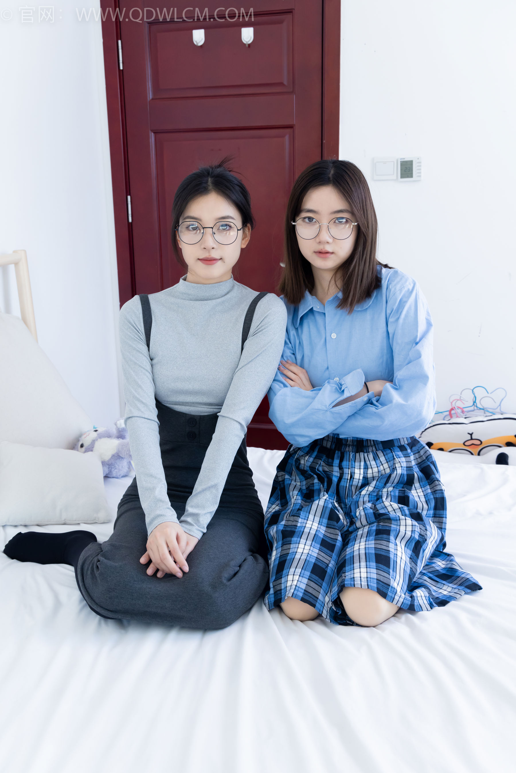 物恋传媒 No.2391 茯苓&欢欢 - 短靴、皮鞋、厚黑丝、厚肉丝/(200P)