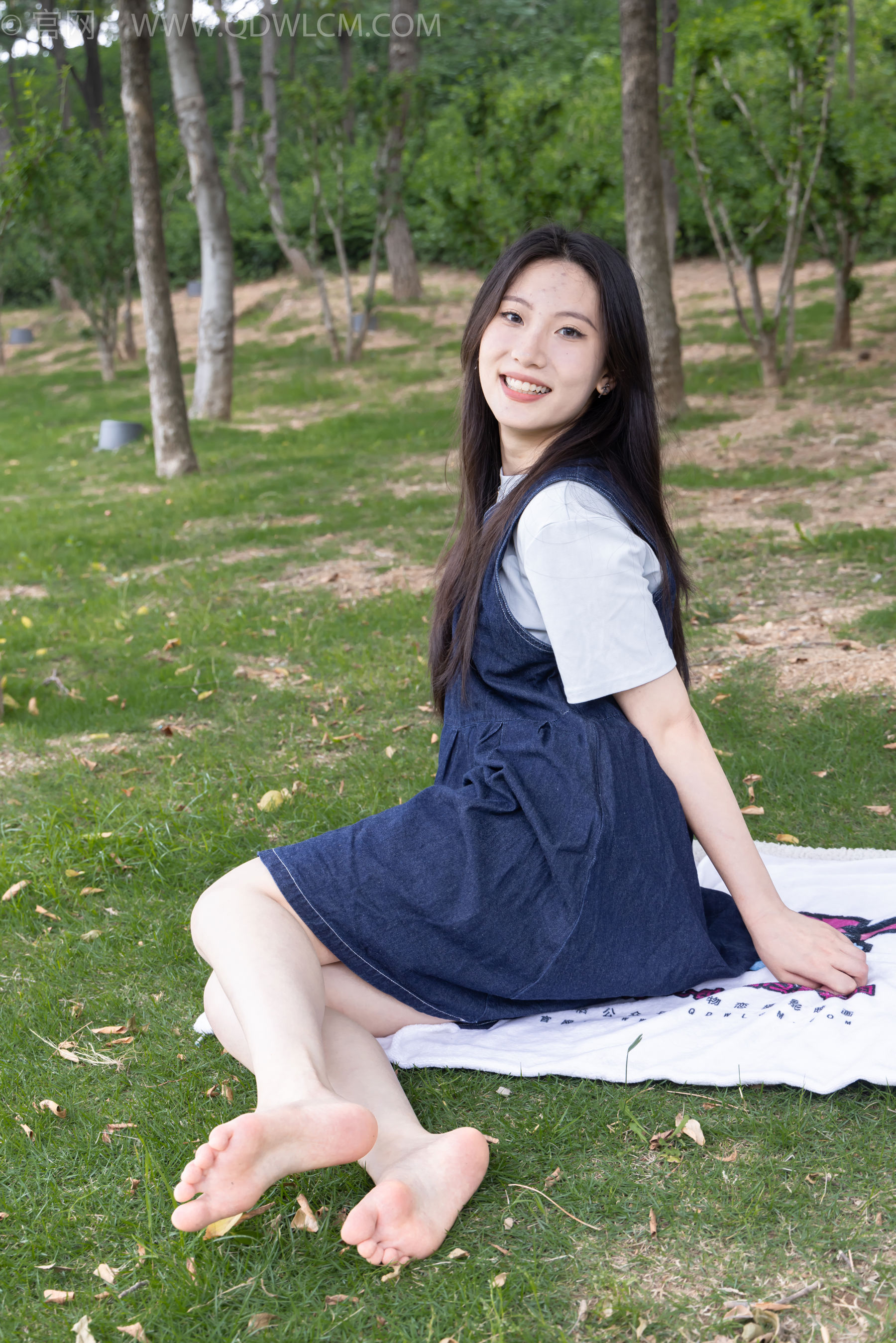 物恋传媒 No.2393 奶糖 - 帆布鞋、白棉袜、裸足/(160P)