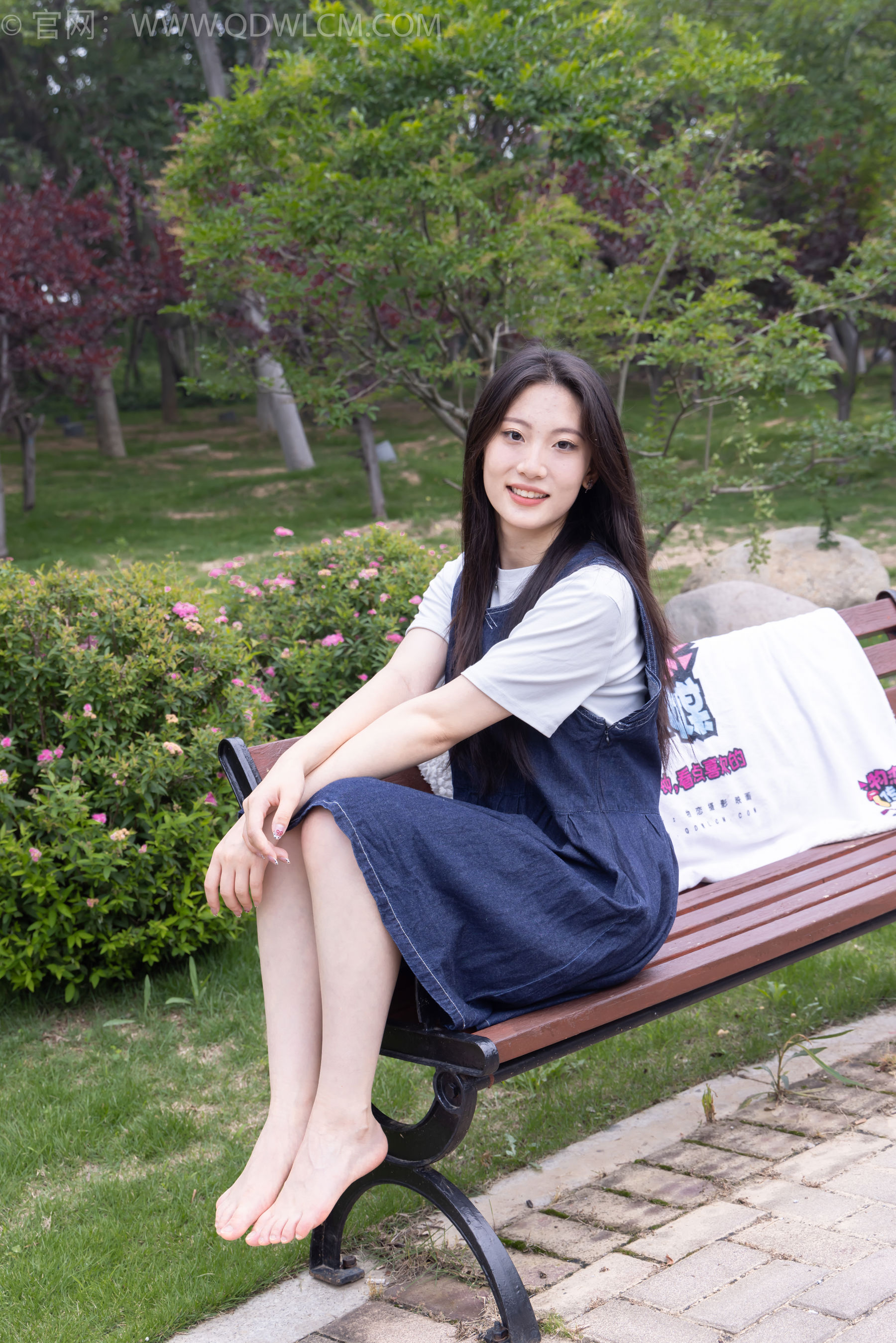 物恋传媒 No.2393 奶糖 - 帆布鞋、白棉袜、裸足/(160P)