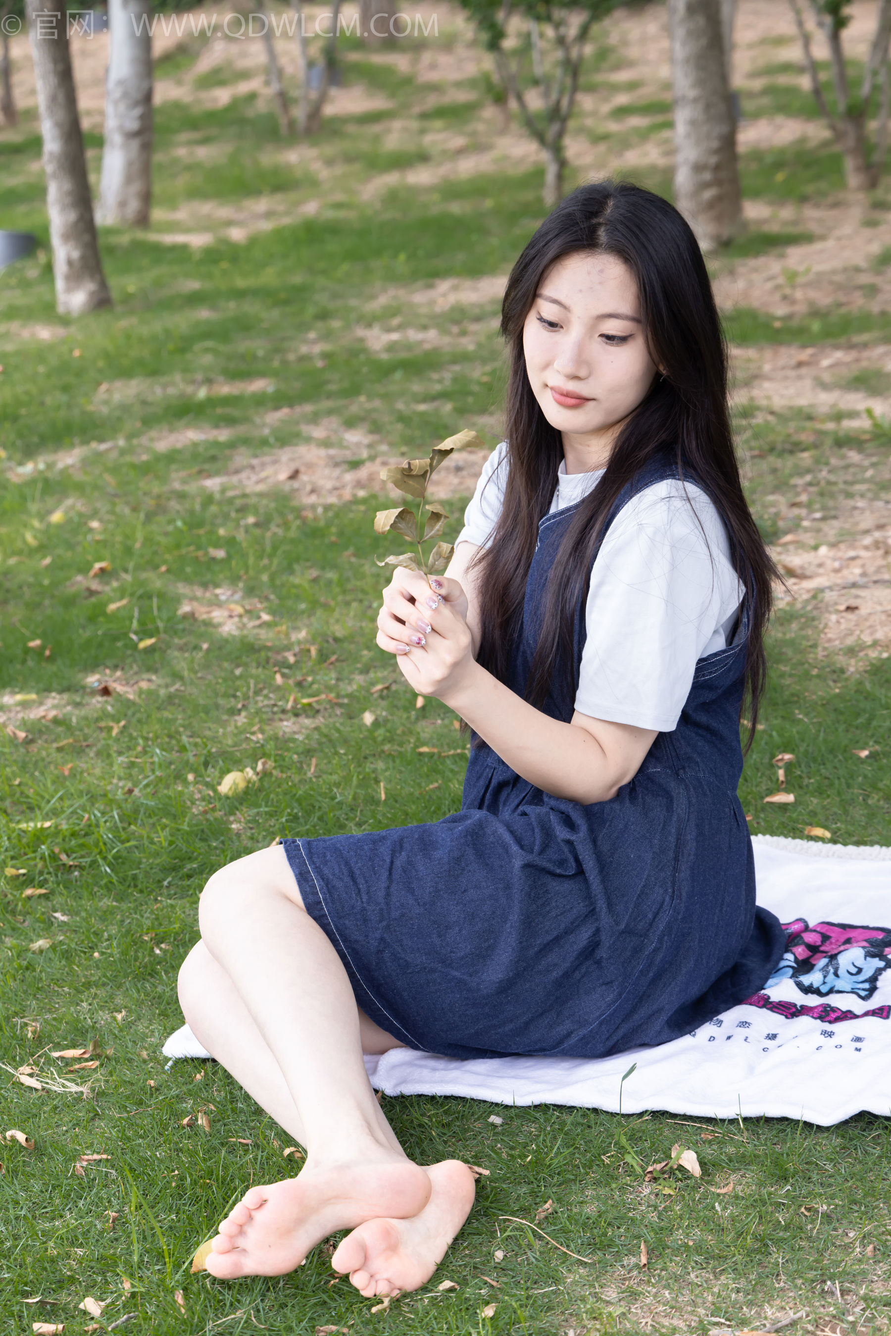 物恋传媒 No.2393 奶糖 - 帆布鞋、白棉袜、裸足/(160P)