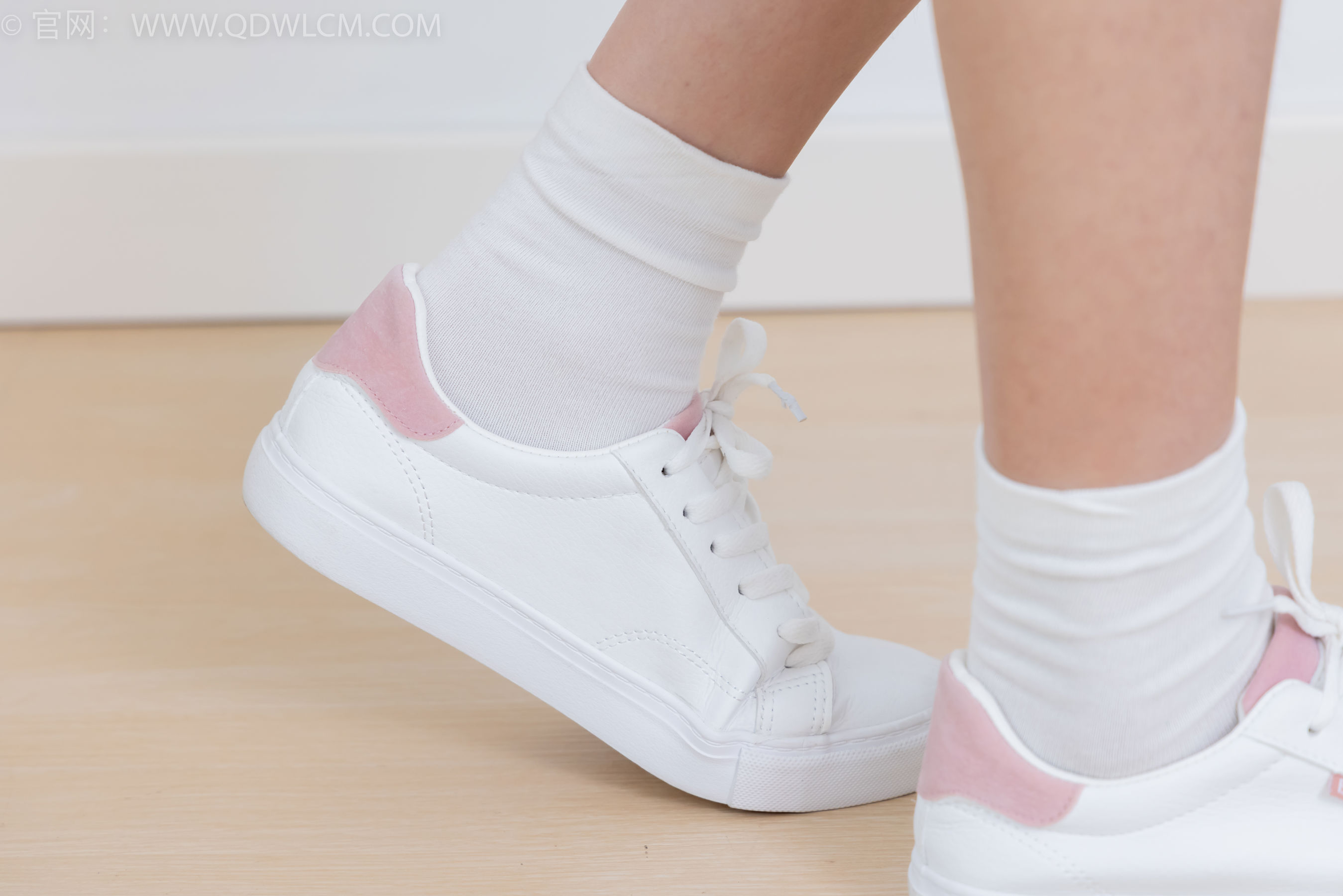 物恋传媒 No.2399 小夏 - 板鞋、白棉袜、裸足/(150P)