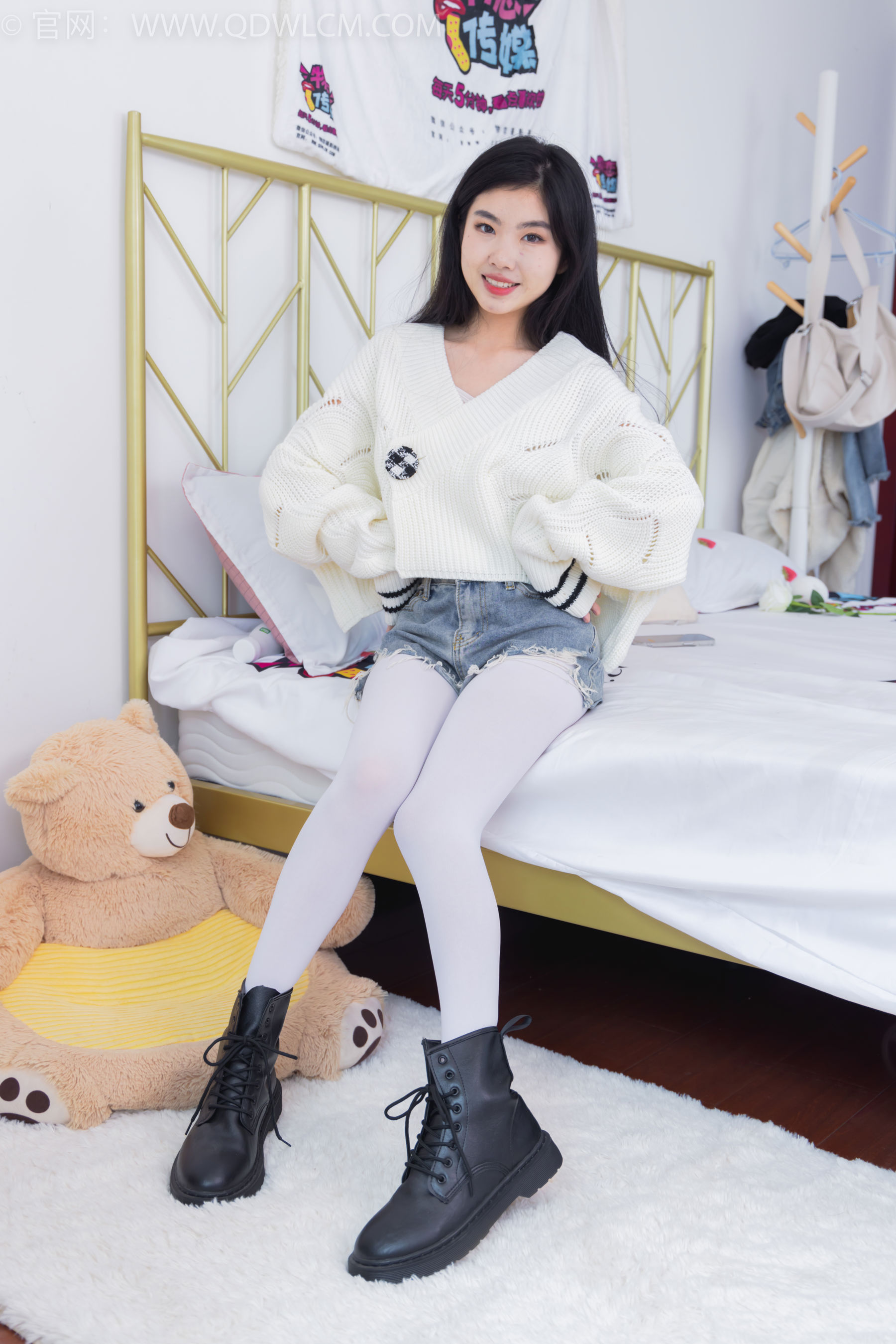 物恋传媒 No.2396 米米 - 马丁靴、厚白丝/(150P)