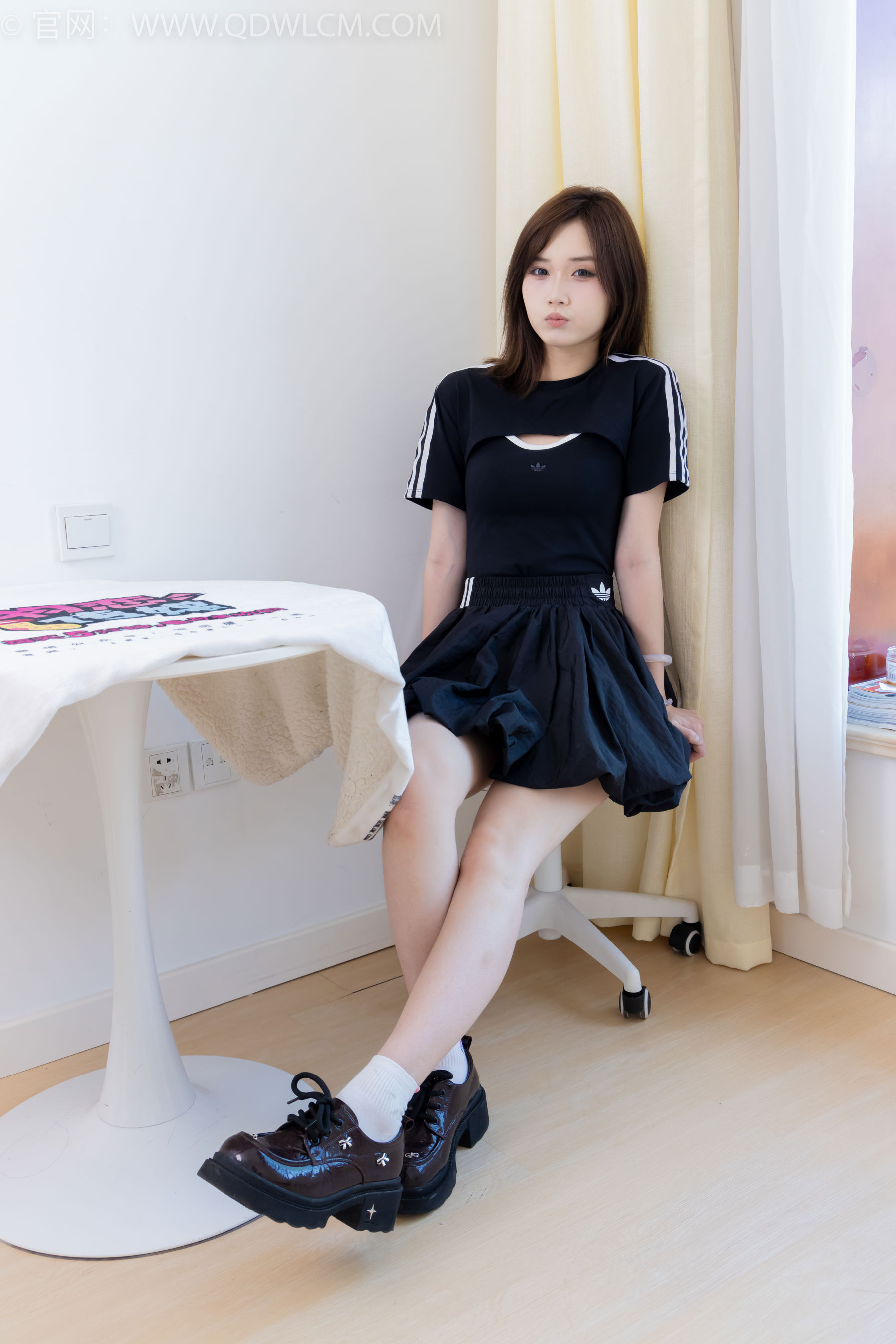 物恋传媒 No.2392 橙子 - 皮鞋、白棉袜、裸足/(150P)