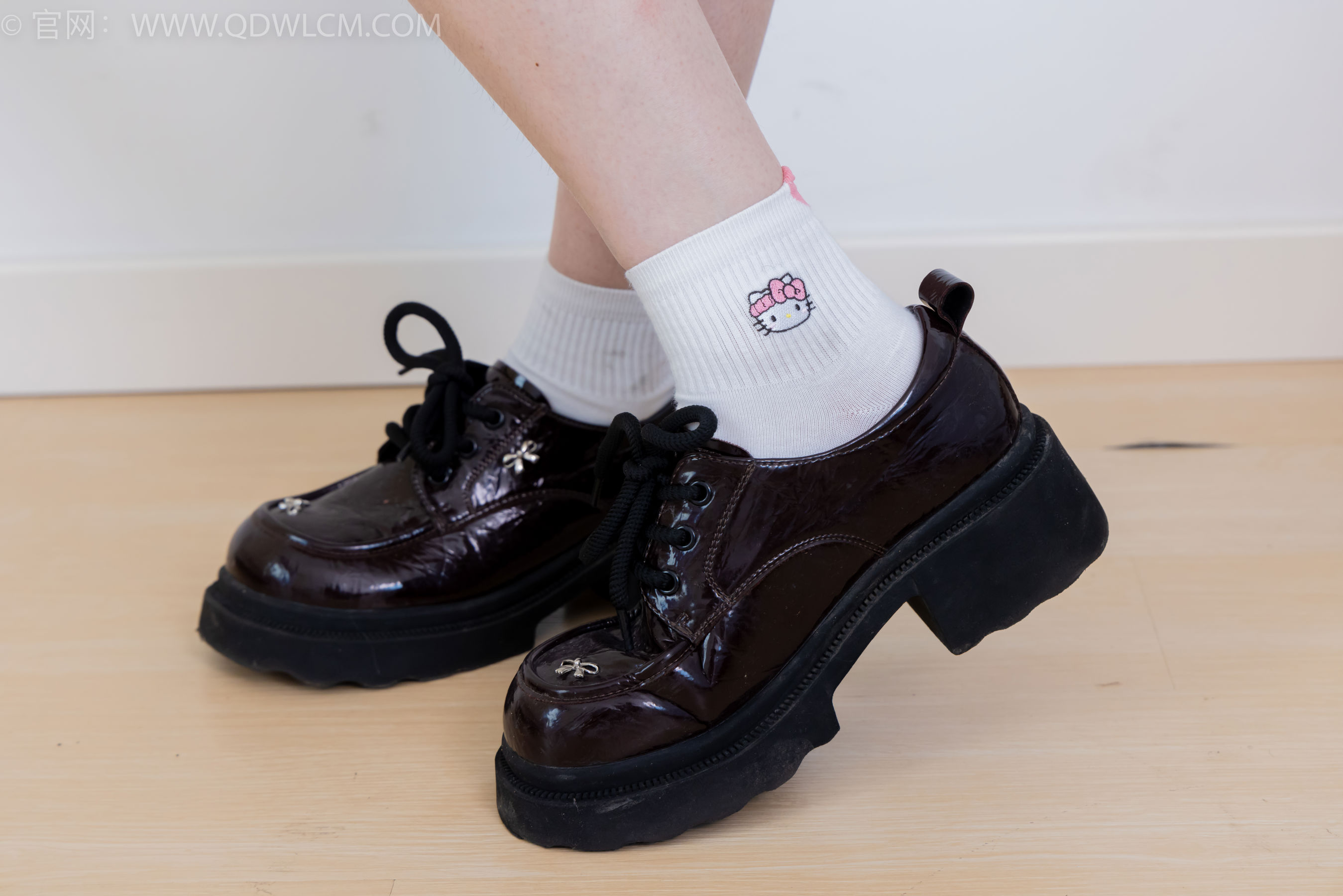 物恋传媒 No.2392 橙子 - 皮鞋、白棉袜、裸足/(150P)