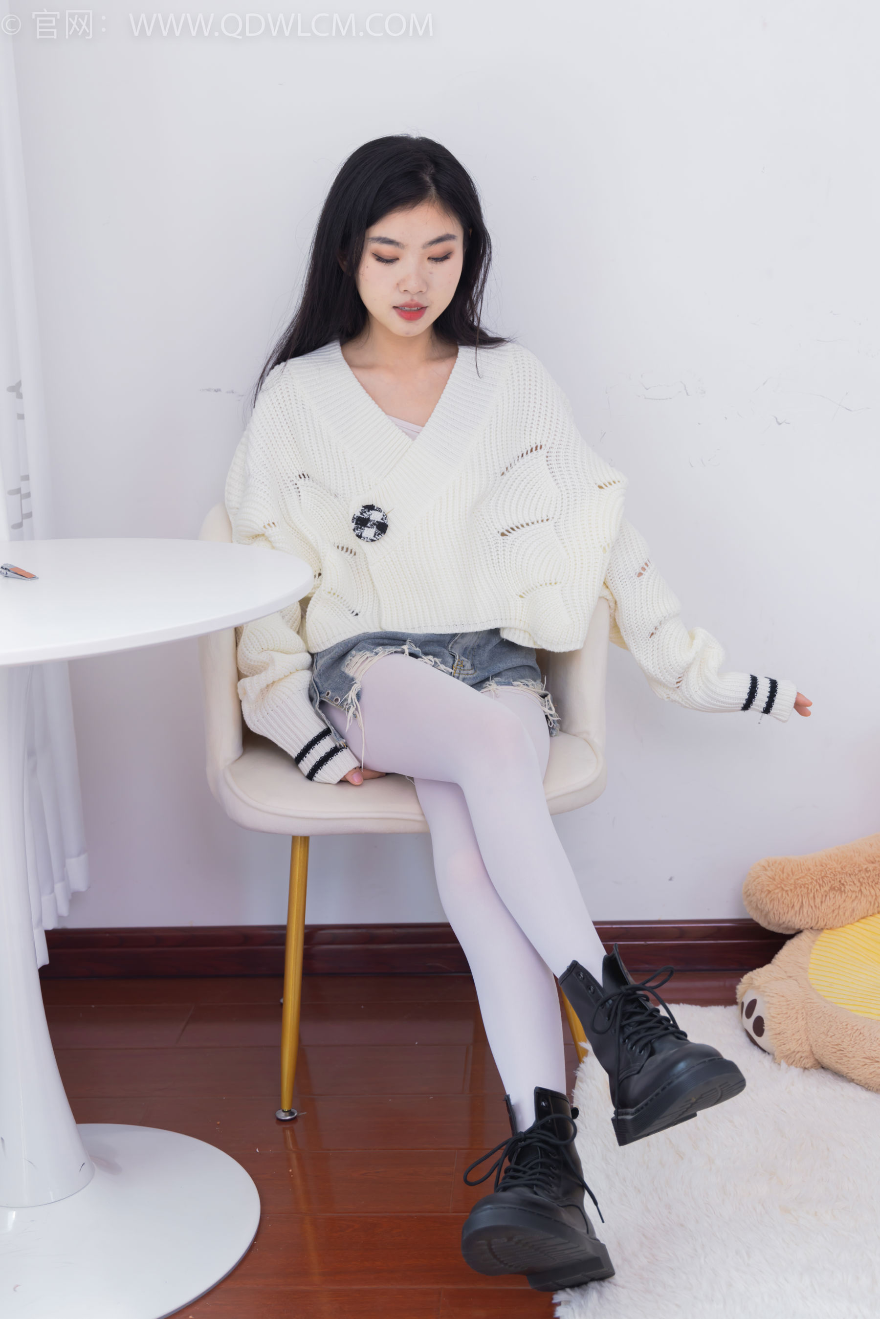 物恋传媒 No.2396 米米 - 马丁靴、厚白丝/(150P)