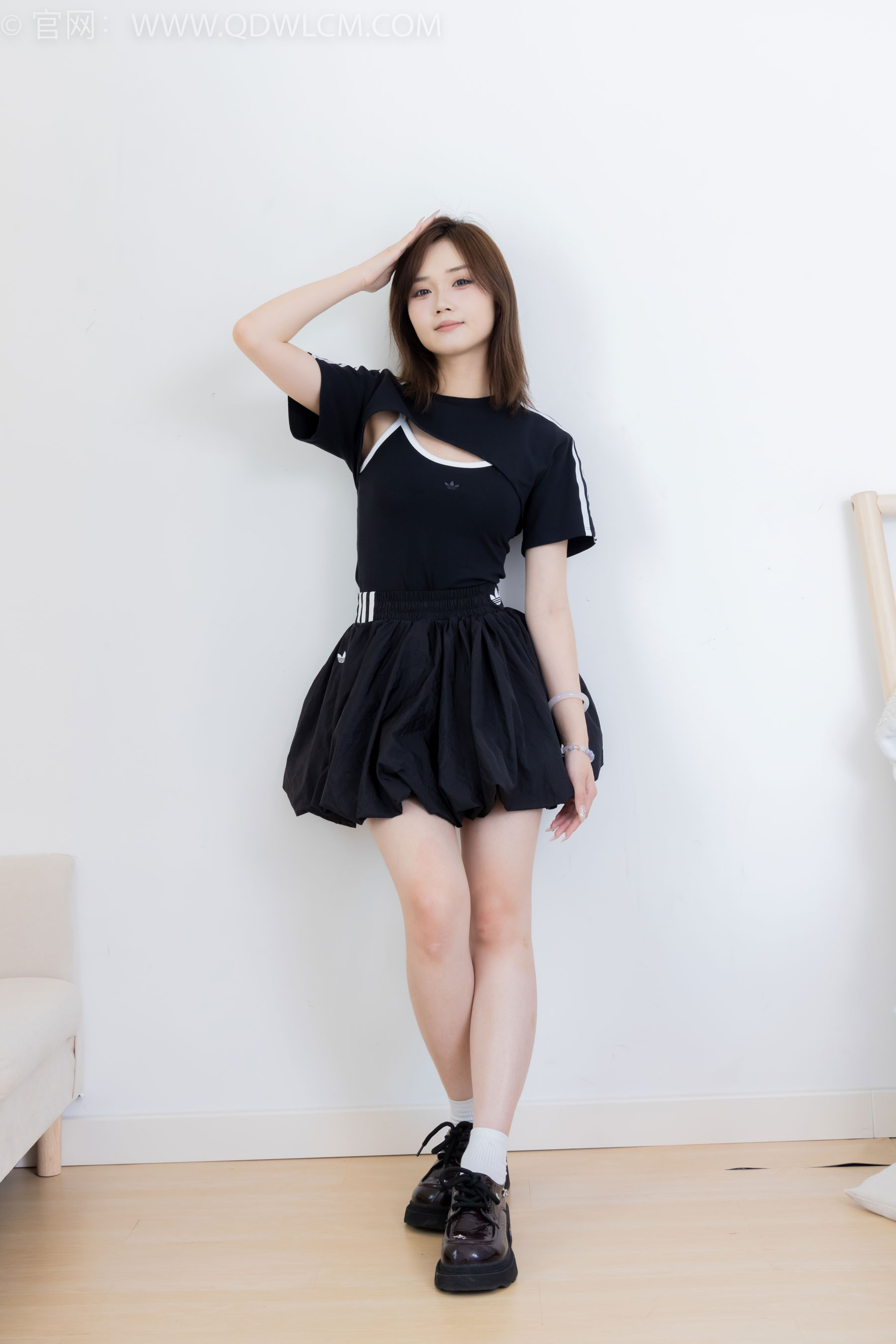 物恋传媒 No.2392 橙子 - 皮鞋、白棉袜、裸足/(150P)