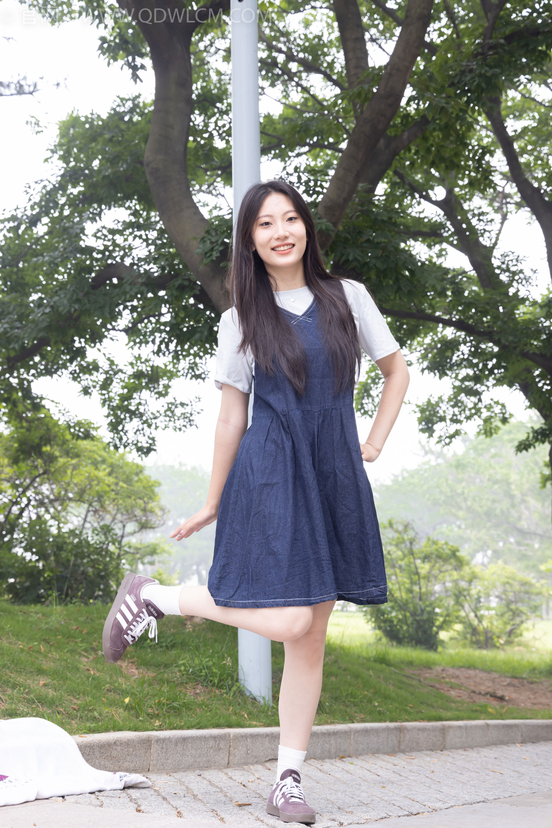 物恋传媒 No.2393 奶糖 - 帆布鞋、白棉袜、裸足/(160P)