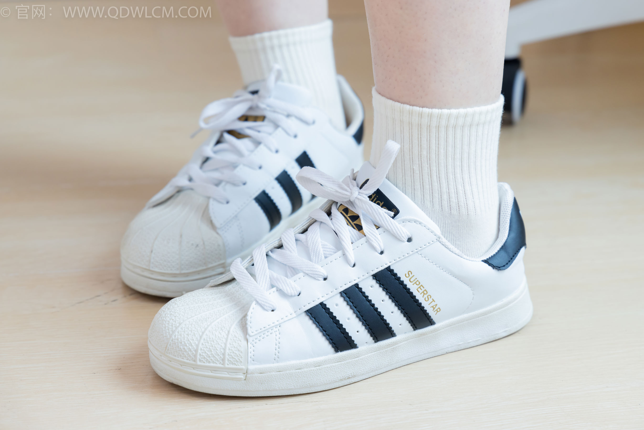 物恋传媒 No.2395 荔枝 - 板鞋、白棉袜、裸足/(150P)