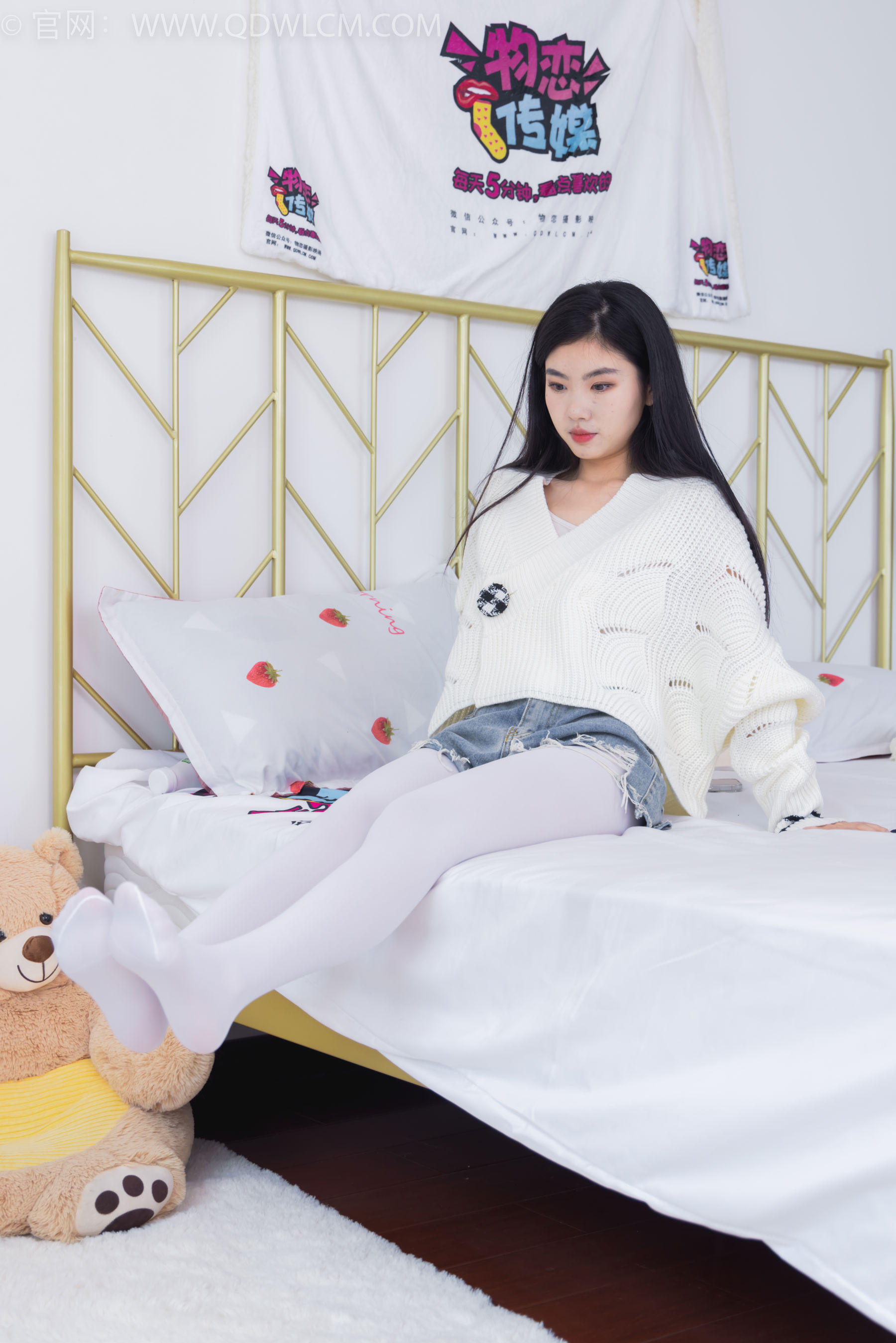 物恋传媒 No.2396 米米 - 马丁靴、厚白丝/(150P)