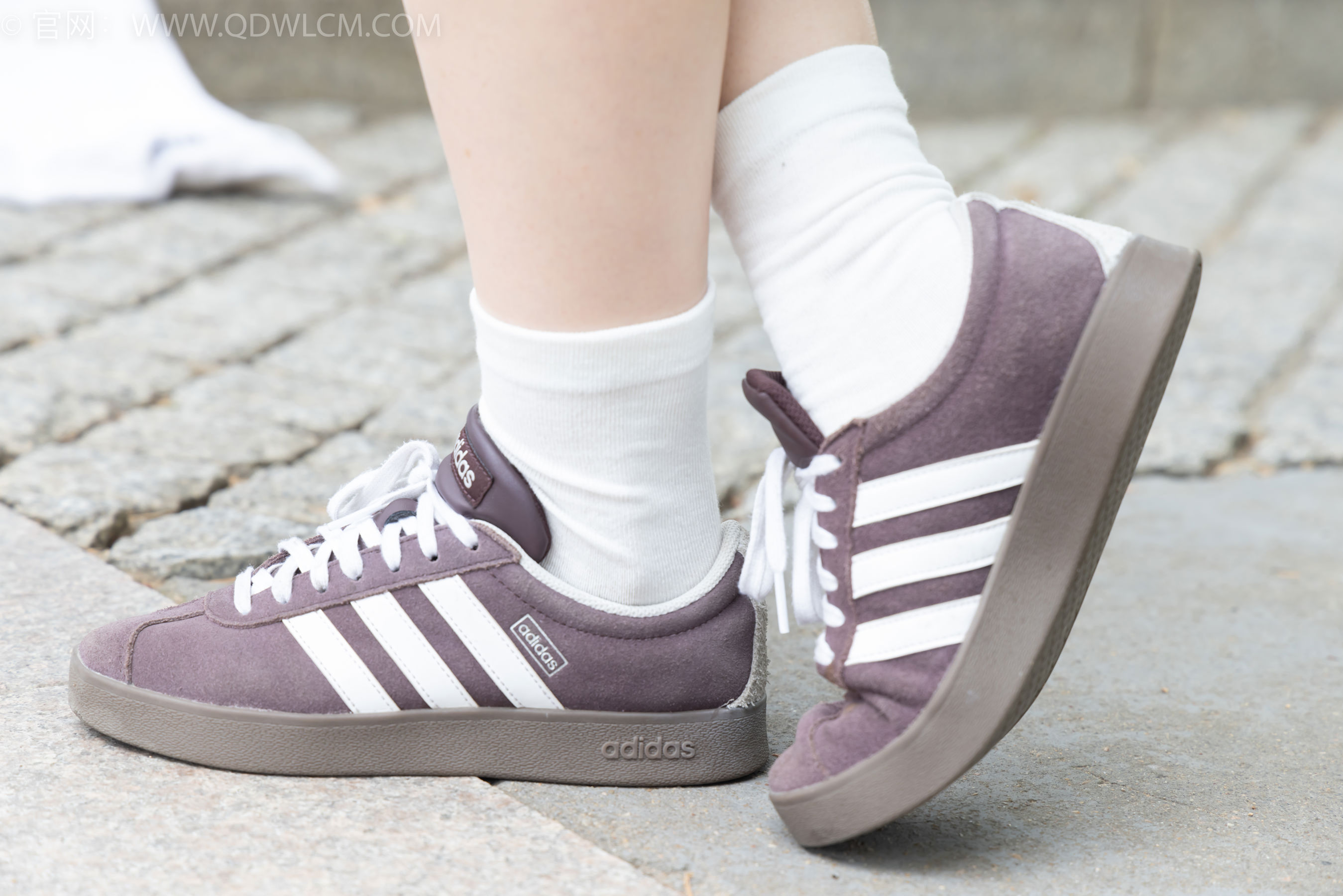 物恋传媒 No.2393 奶糖 - 帆布鞋、白棉袜、裸足/(160P)