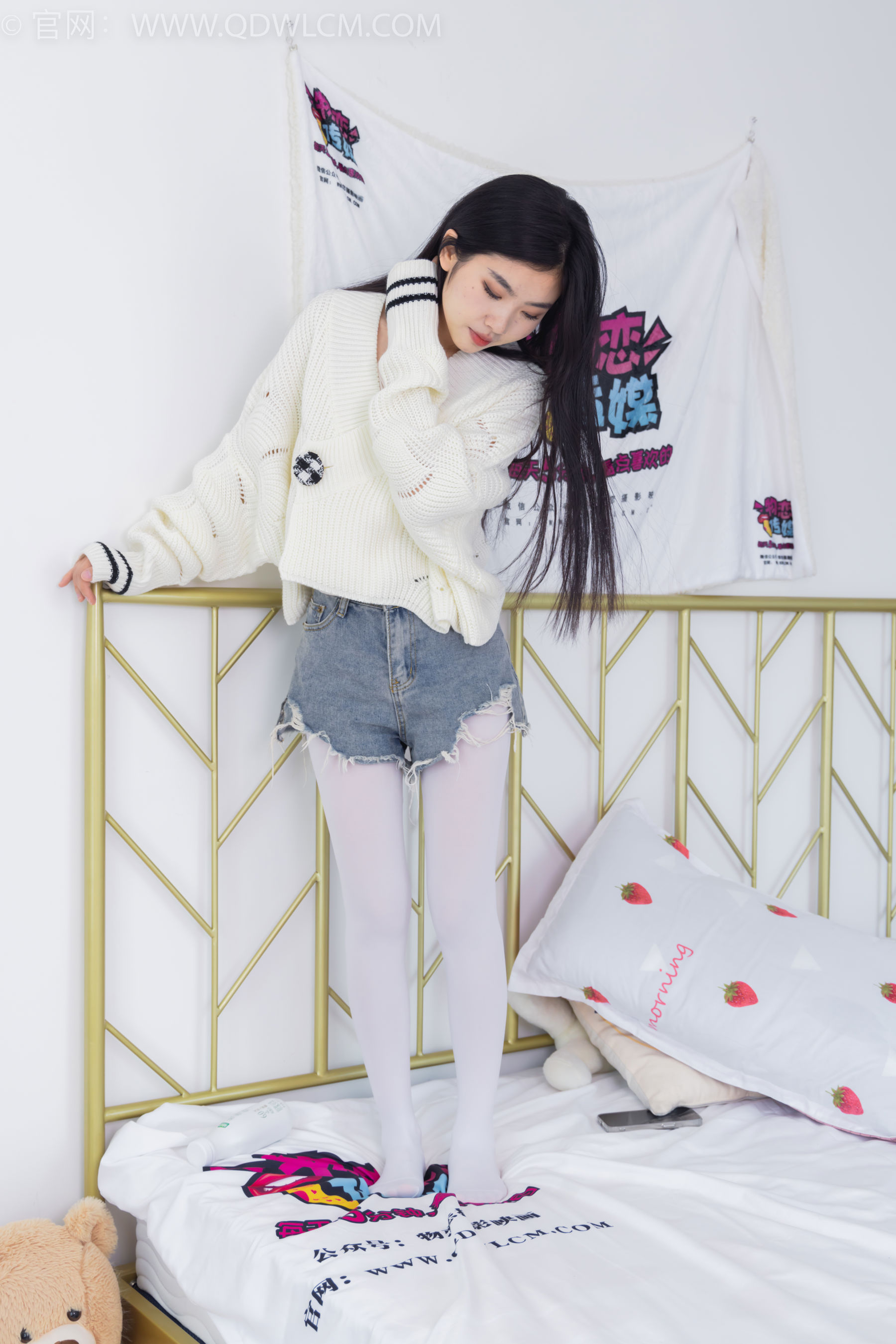 物恋传媒 No.2396 米米 - 马丁靴、厚白丝/(150P)