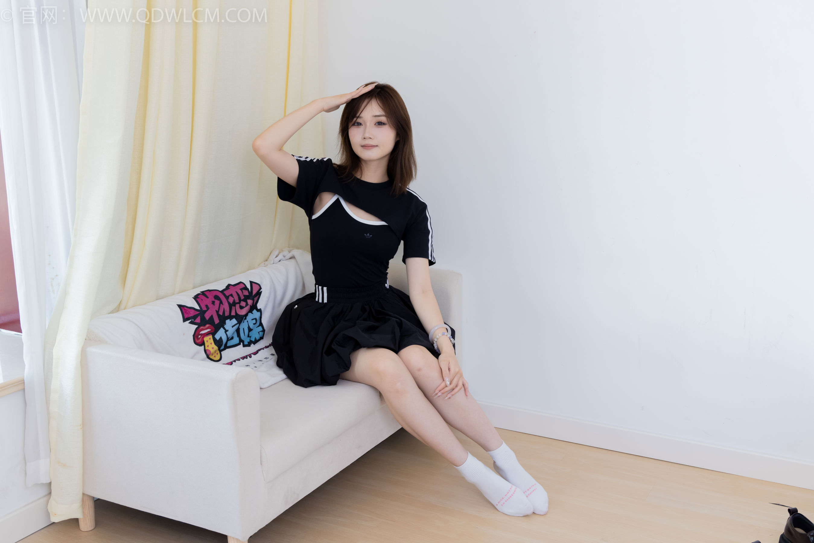 物恋传媒 No.2392 橙子 - 皮鞋、白棉袜、裸足/(150P)