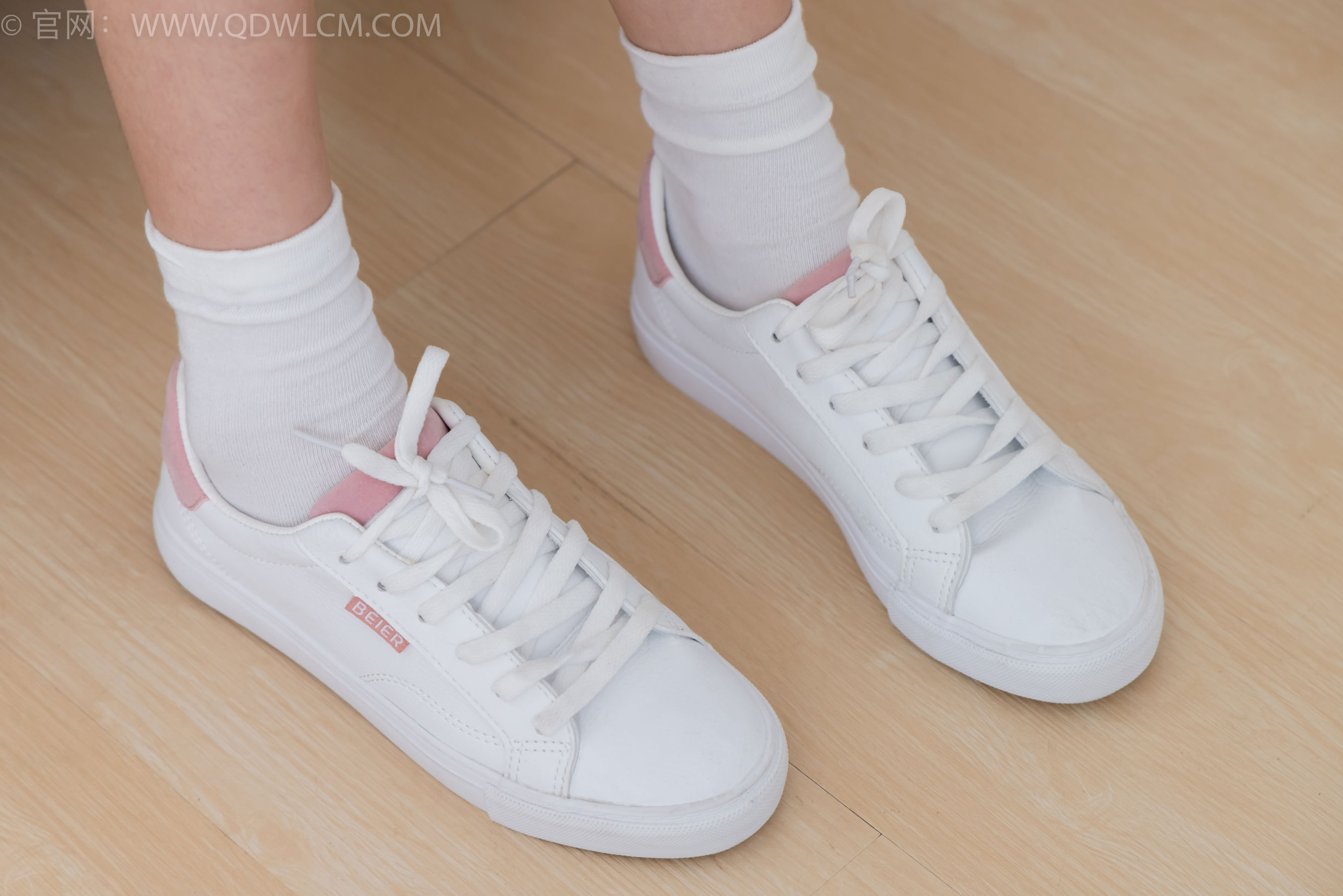 物恋传媒 No.2399 小夏 - 板鞋、白棉袜、裸足/(150P)