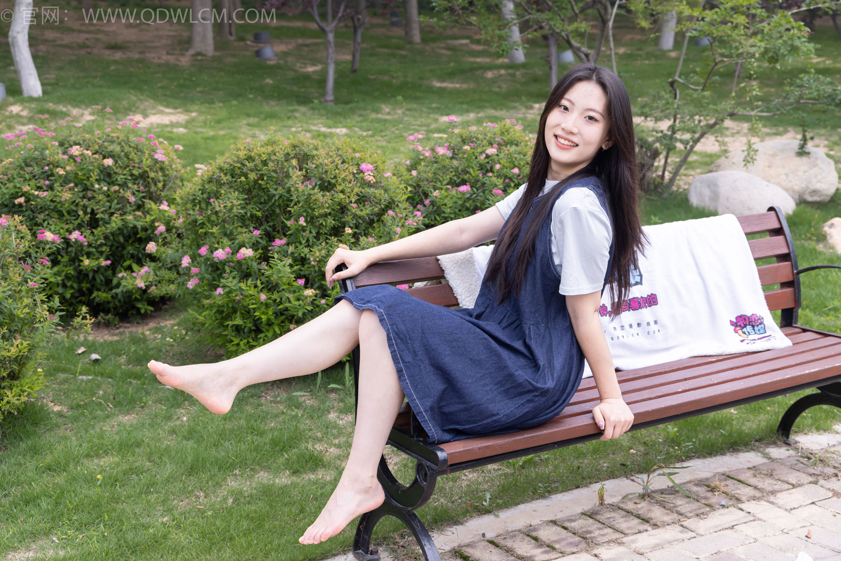 物恋传媒 No.2393 奶糖 - 帆布鞋、白棉袜、裸足/(160P)