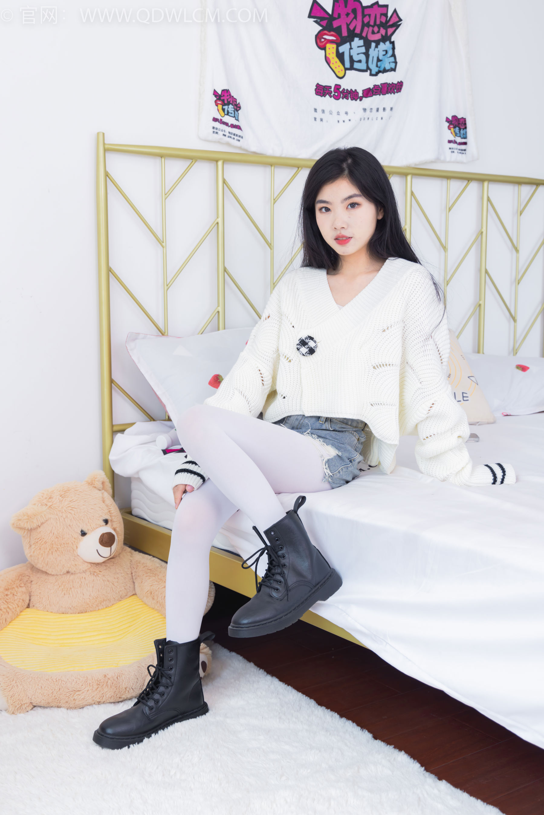 物恋传媒 No.2396 米米 - 马丁靴、厚白丝/(150P)