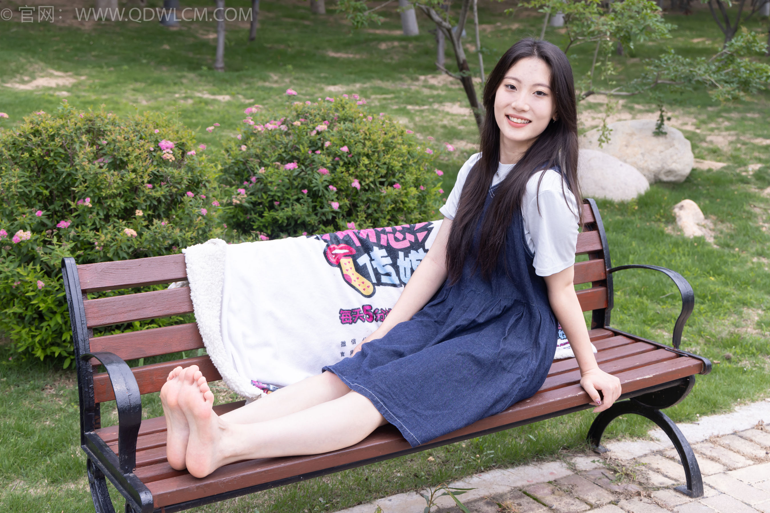 物恋传媒 No.2393 奶糖 - 帆布鞋、白棉袜、裸足/(160P)