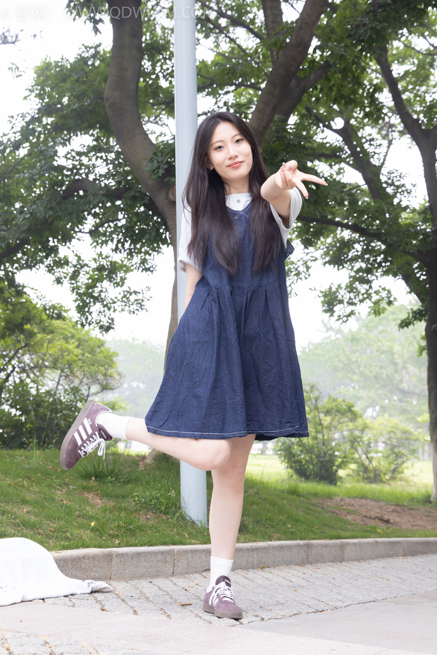 物恋传媒 No.2393 奶糖 - 帆布鞋、白棉袜、裸足/(160P)