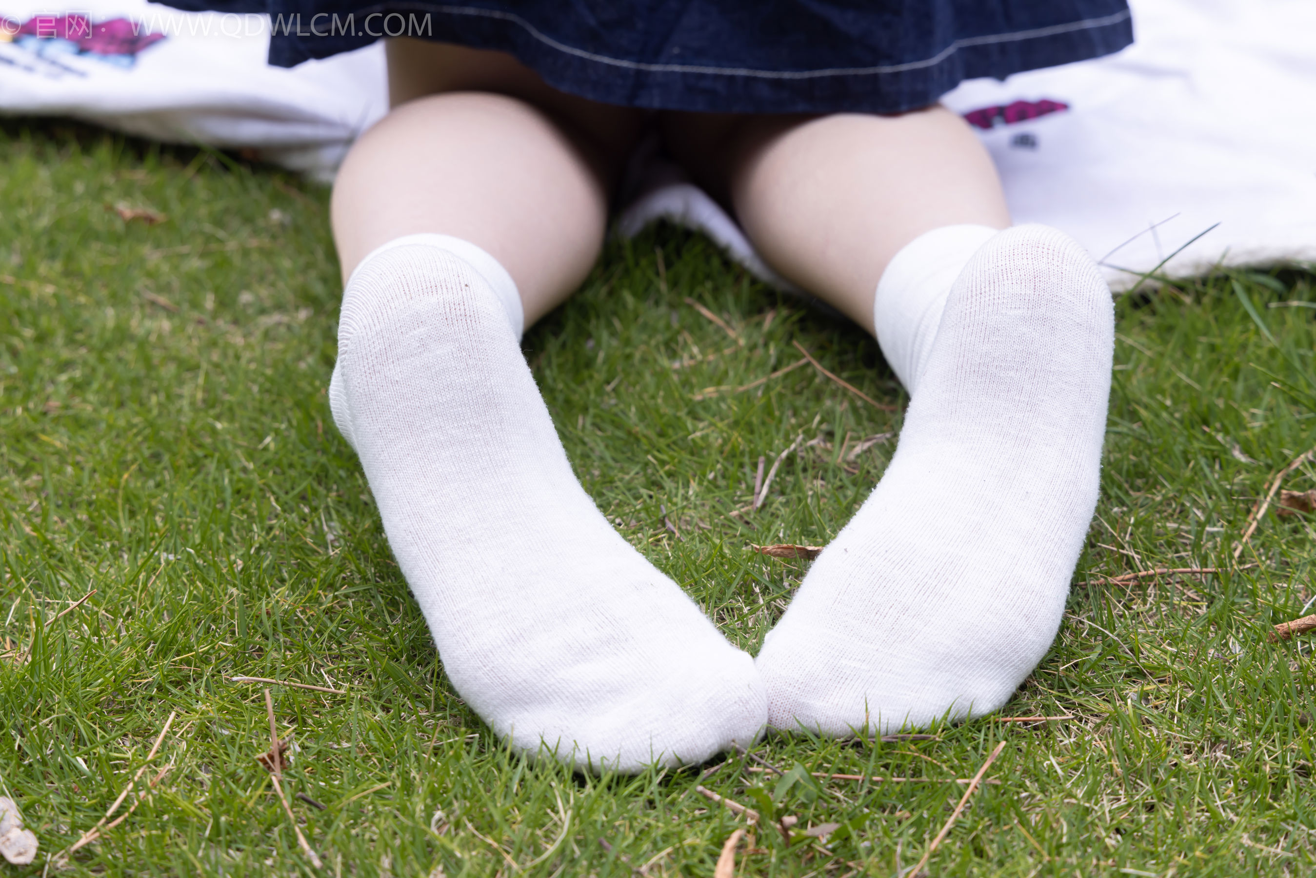 物恋传媒 No.2393 奶糖 - 帆布鞋、白棉袜、裸足/(160P)