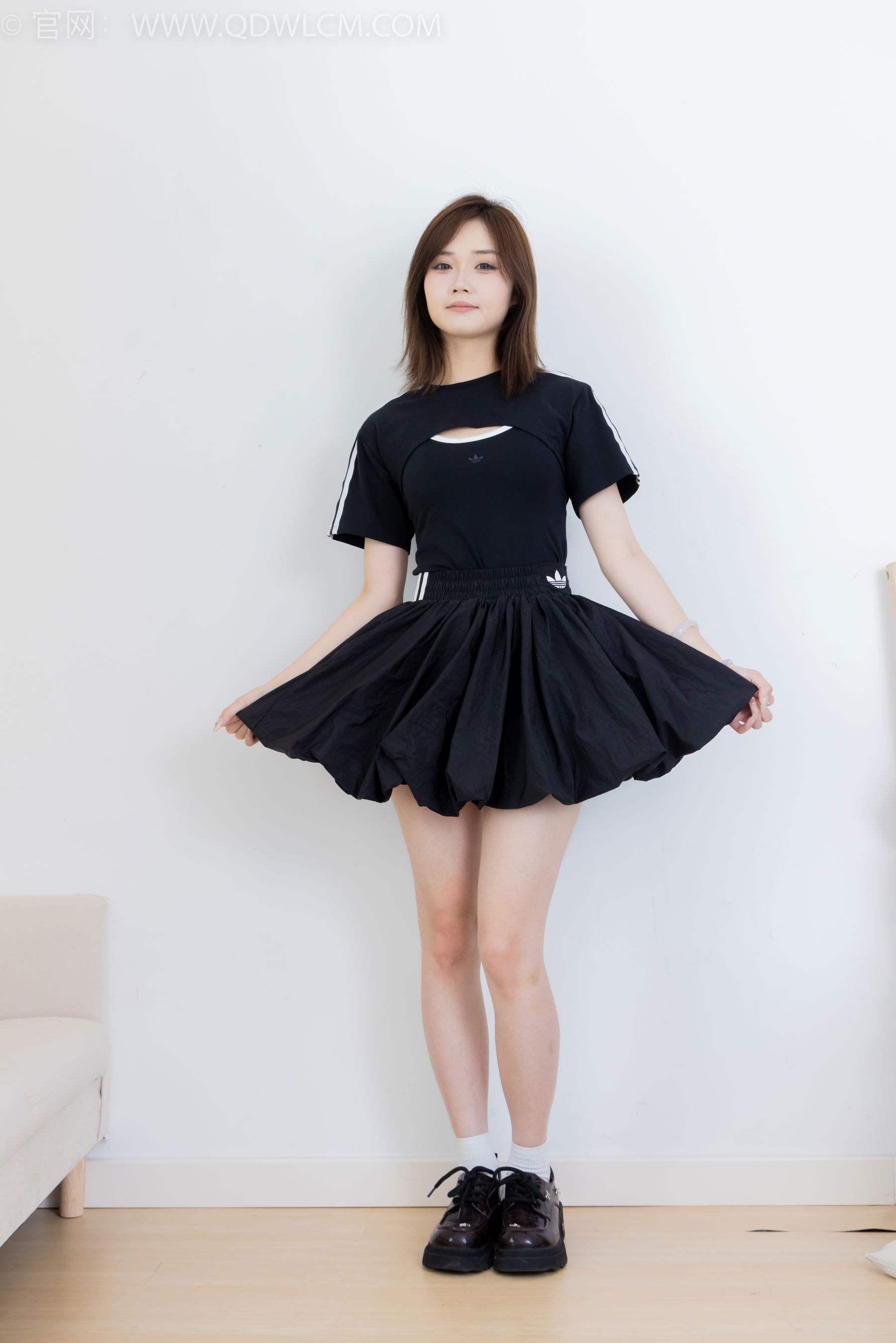 物恋传媒 No.2392 橙子 - 皮鞋、白棉袜、裸足/(150P)