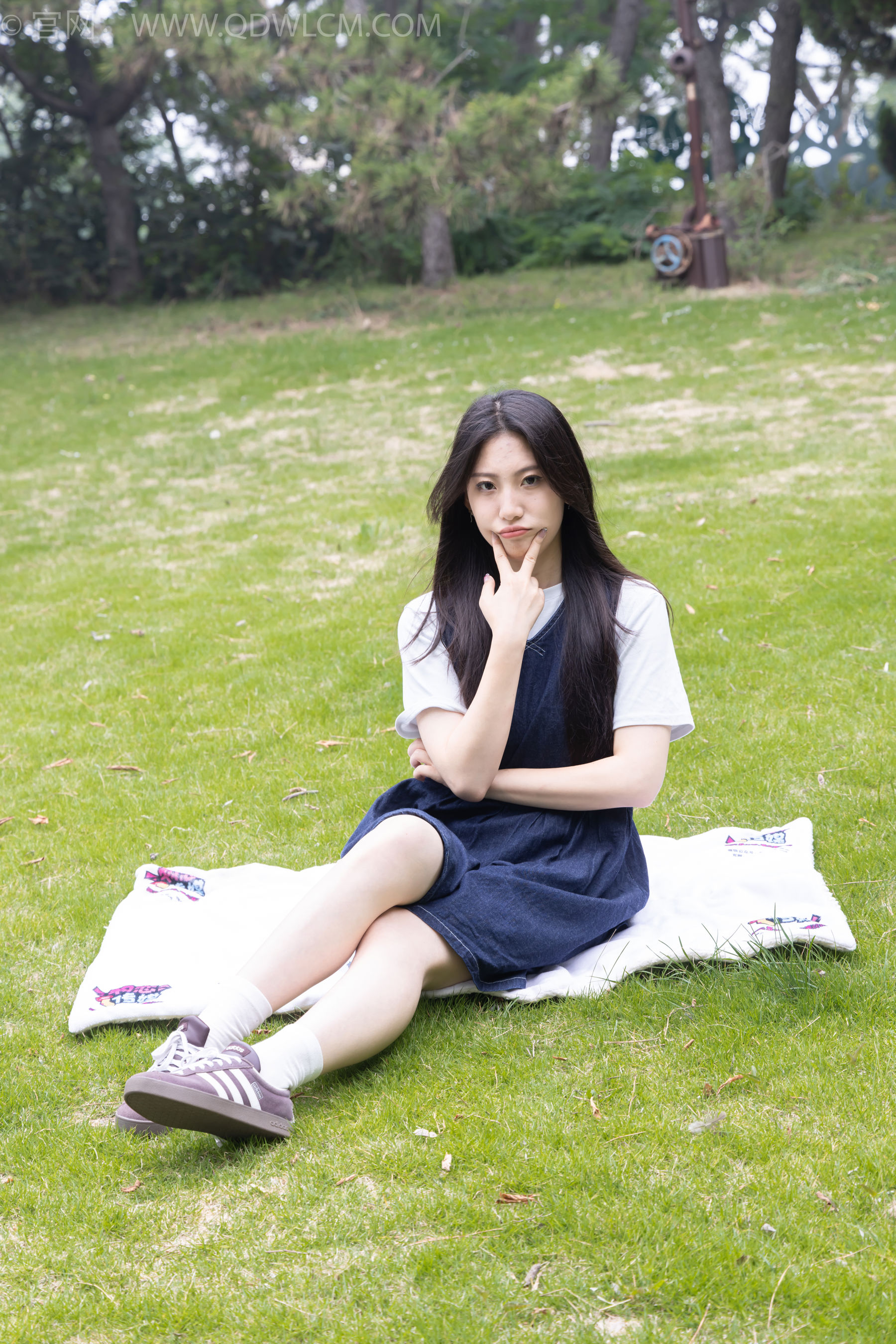 物恋传媒 No.2393 奶糖 - 帆布鞋、白棉袜、裸足/(160P)