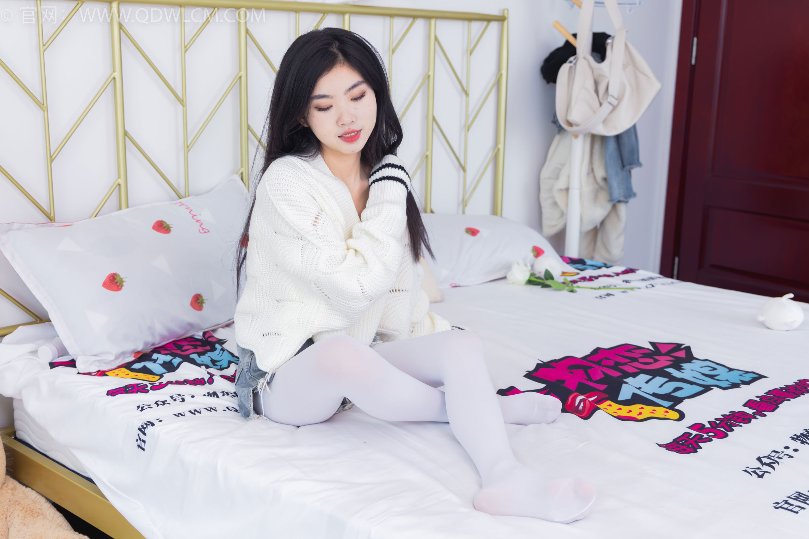 物恋传媒 No.2396 米米 - 马丁靴、厚白丝/(150P)