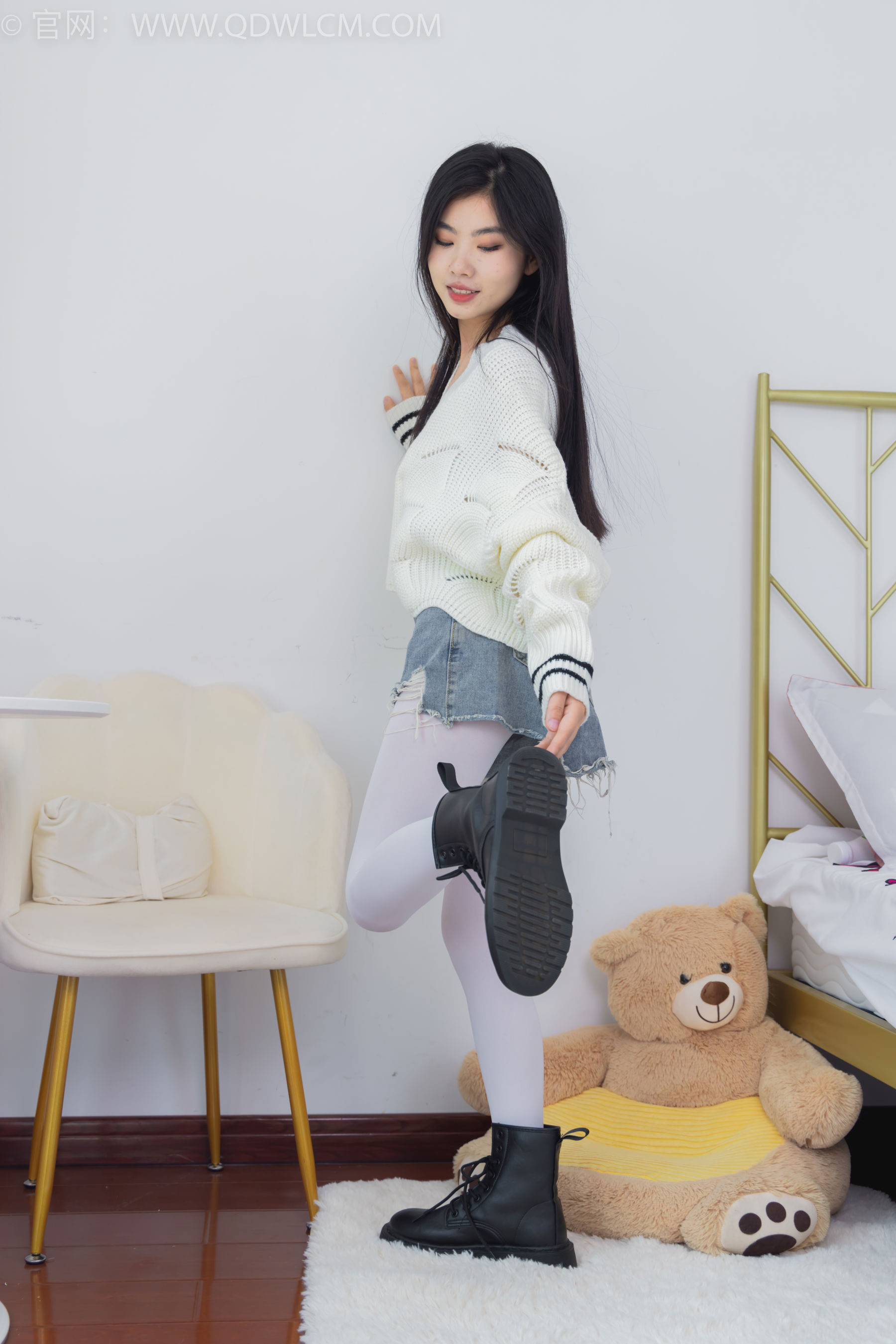 物恋传媒 No.2396 米米 - 马丁靴、厚白丝/(150P)