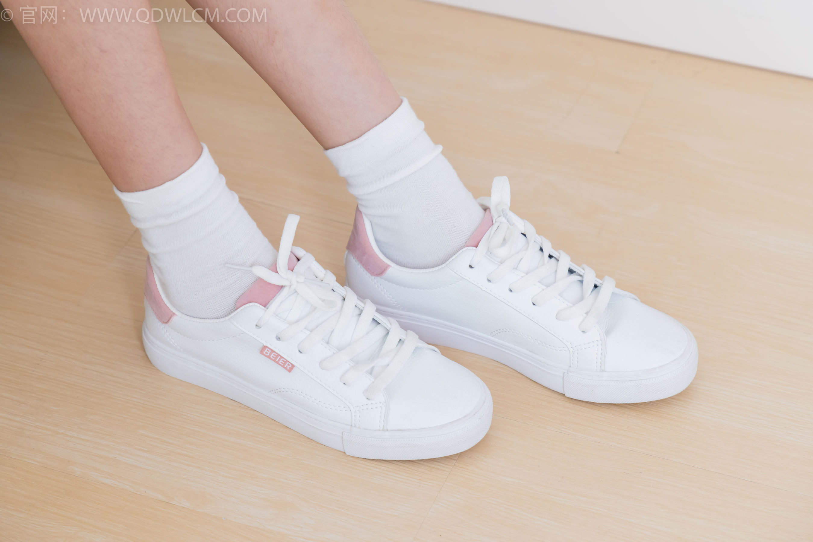 物恋传媒 No.2399 小夏 - 板鞋、白棉袜、裸足/(150P)