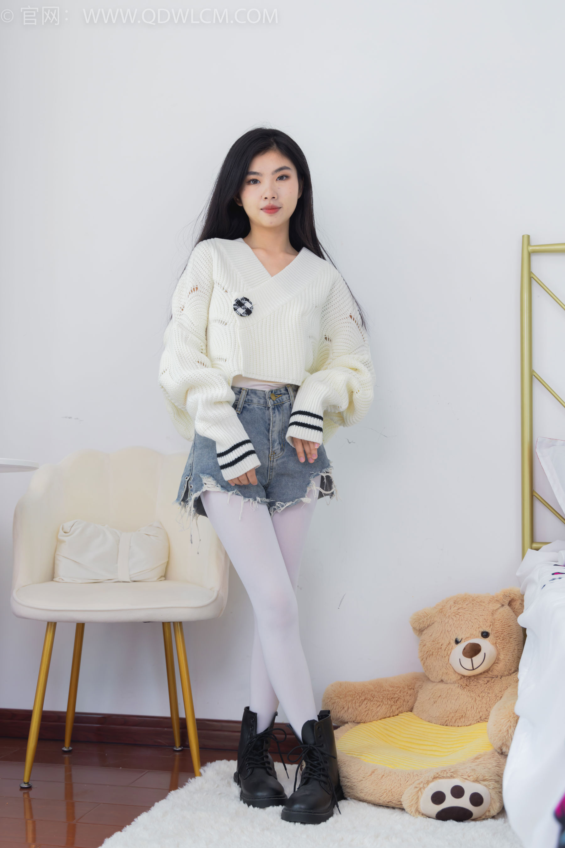 物恋传媒 No.2396 米米 - 马丁靴、厚白丝/(150P)