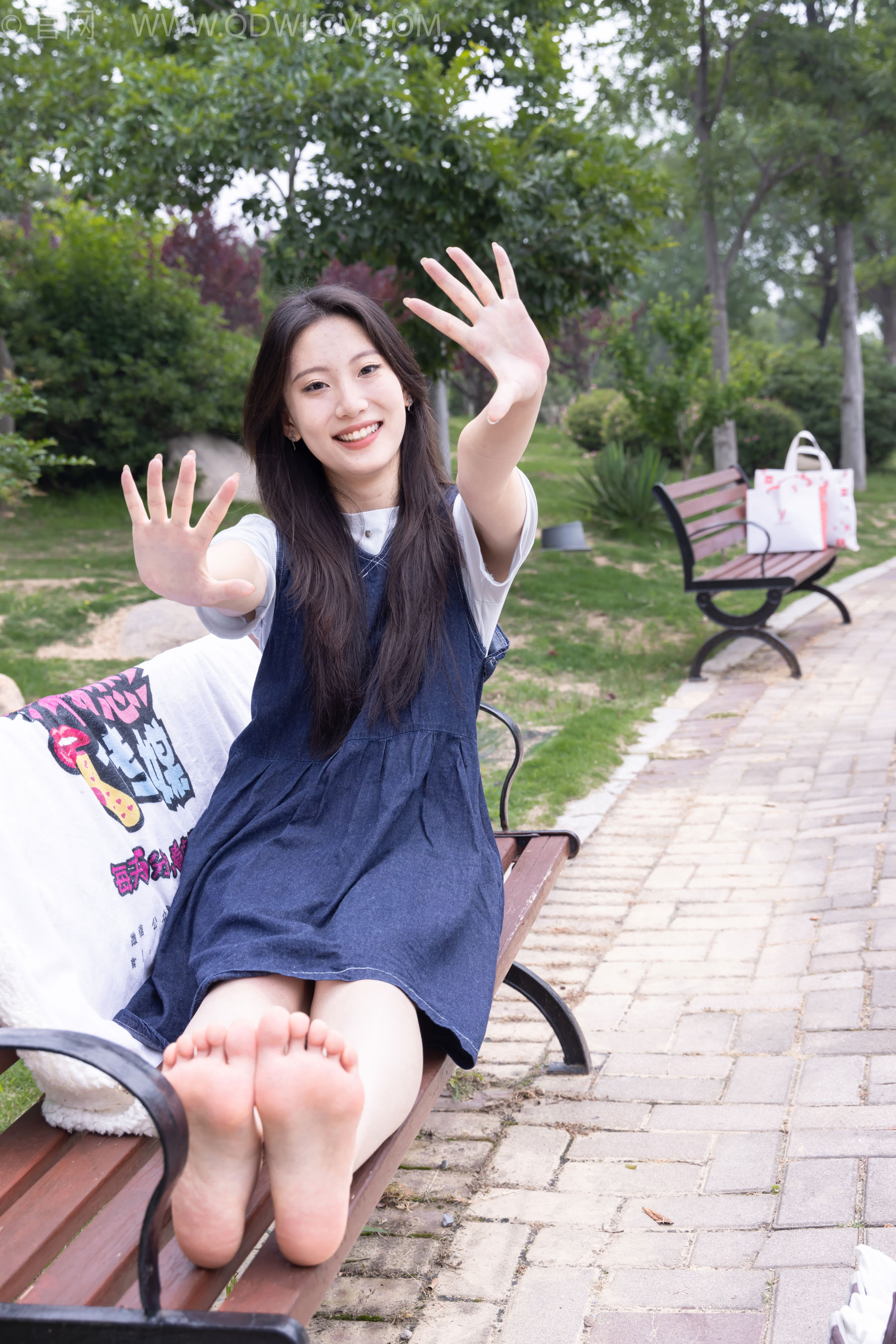 物恋传媒 No.2393 奶糖 - 帆布鞋、白棉袜、裸足/(160P)