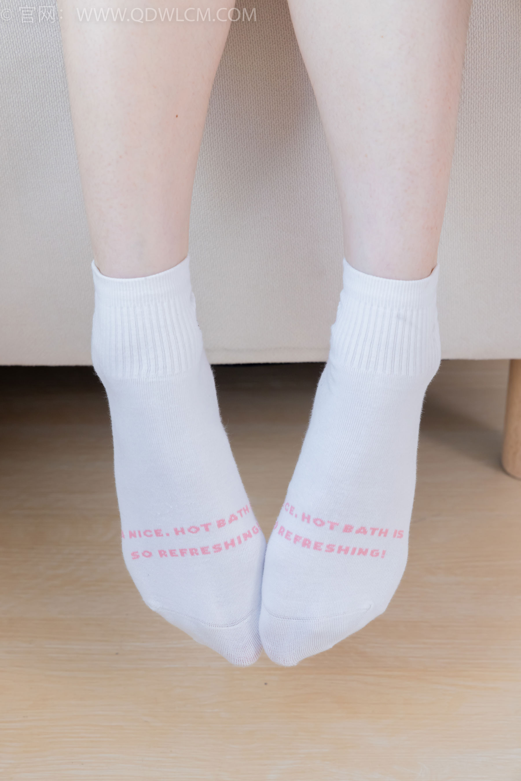 物恋传媒 No.2392 橙子 - 皮鞋、白棉袜、裸足/(150P)