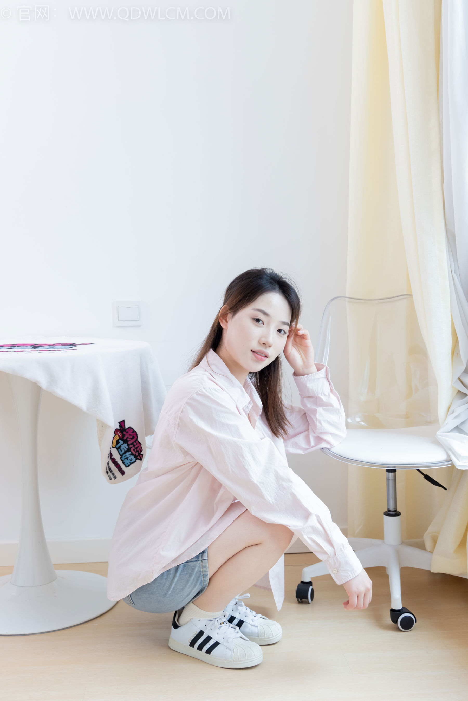 物恋传媒 No.2395 荔枝 - 板鞋、白棉袜、裸足/(150P)