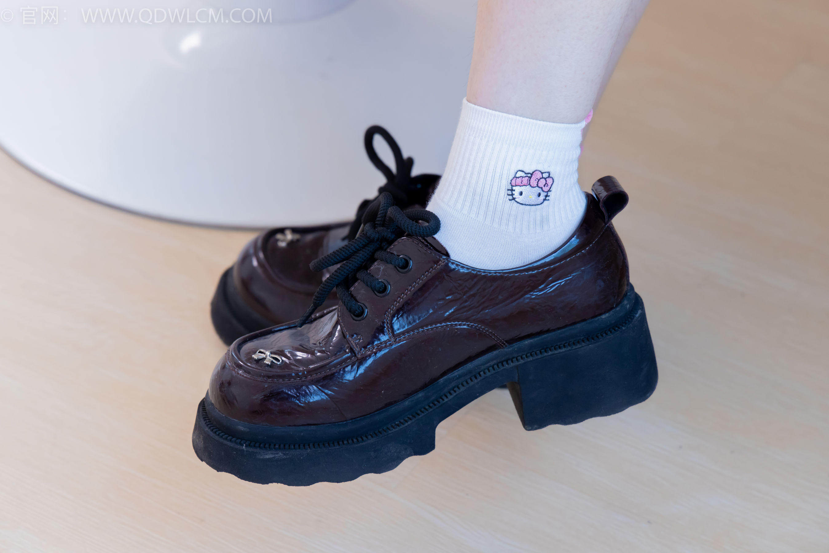 物恋传媒 No.2392 橙子 - 皮鞋、白棉袜、裸足/(150P)