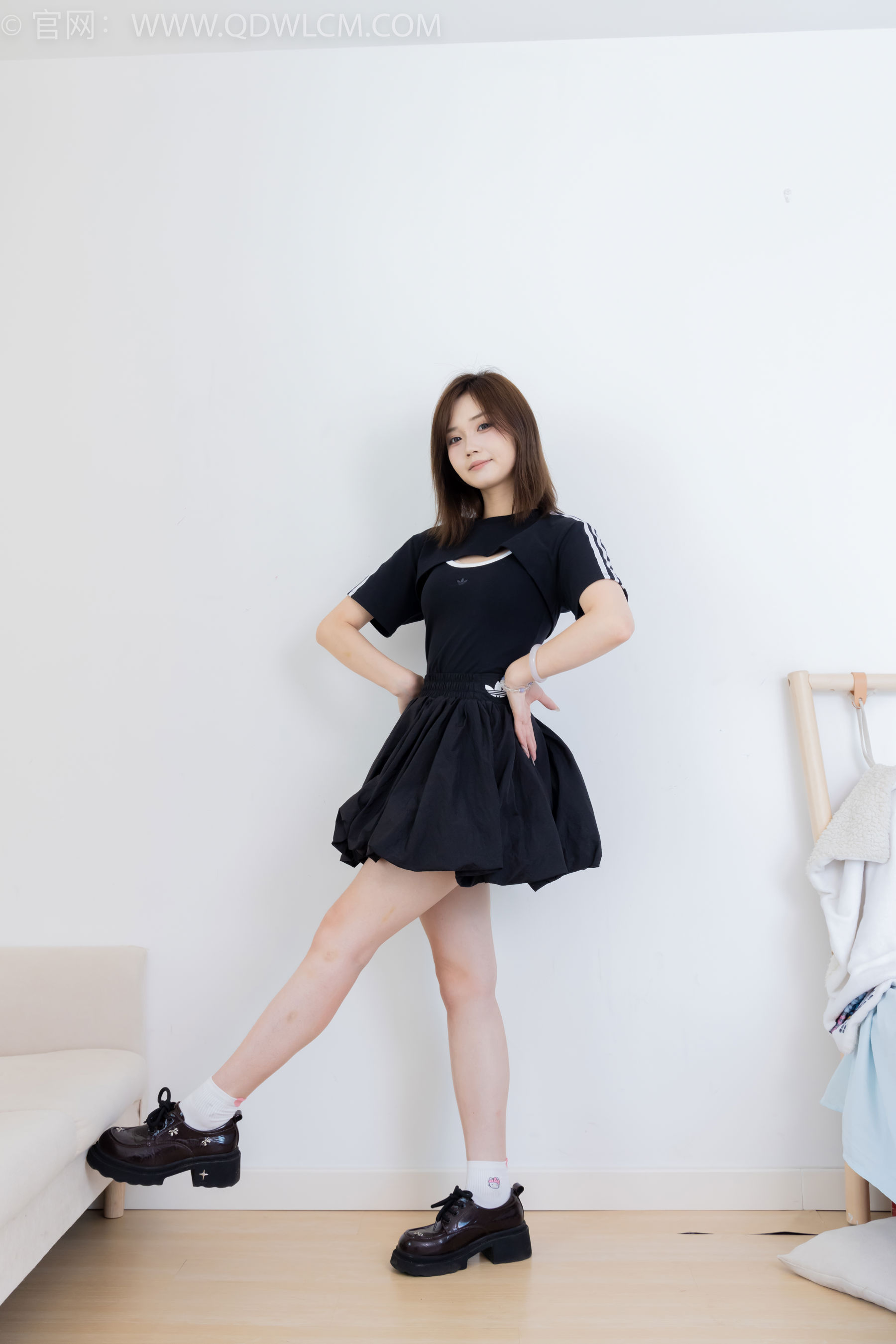 物恋传媒 No.2392 橙子 - 皮鞋、白棉袜、裸足/(150P)