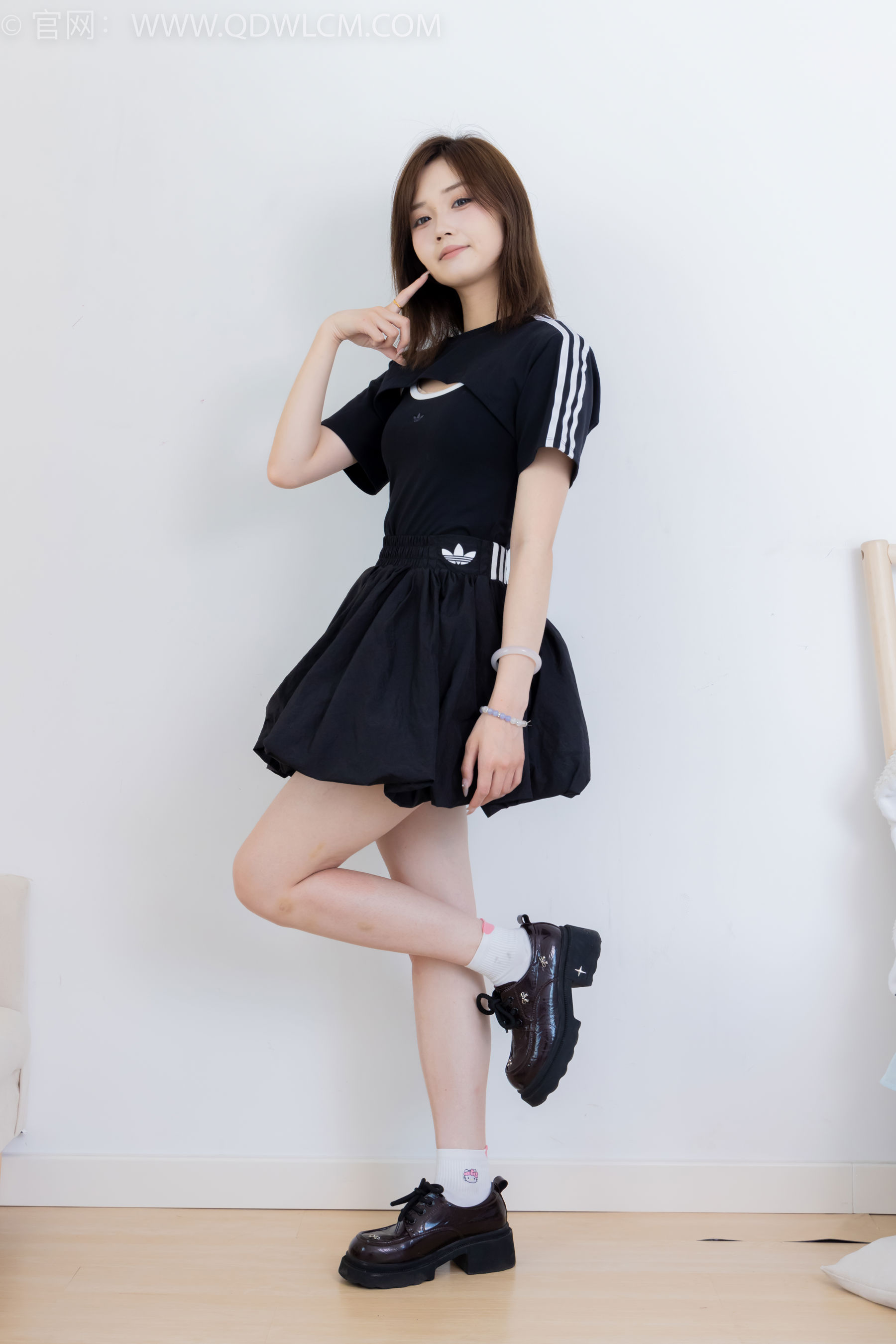 物恋传媒 No.2392 橙子 - 皮鞋、白棉袜、裸足/(150P)