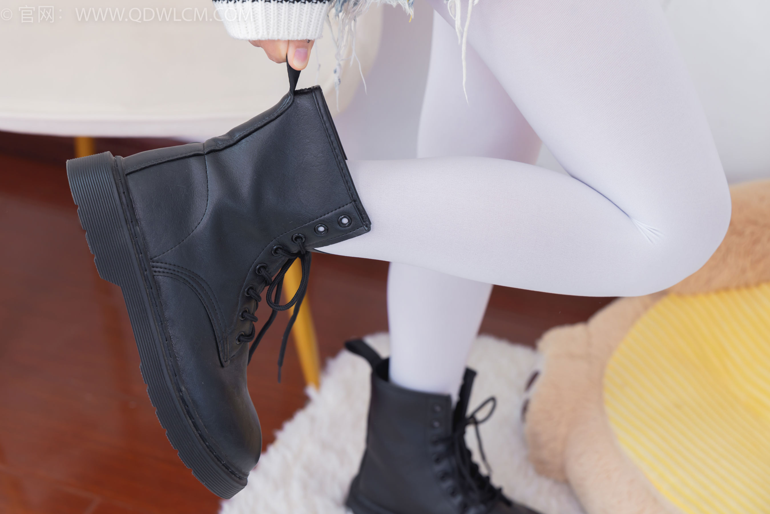 物恋传媒 No.2396 米米 - 马丁靴、厚白丝/(150P)