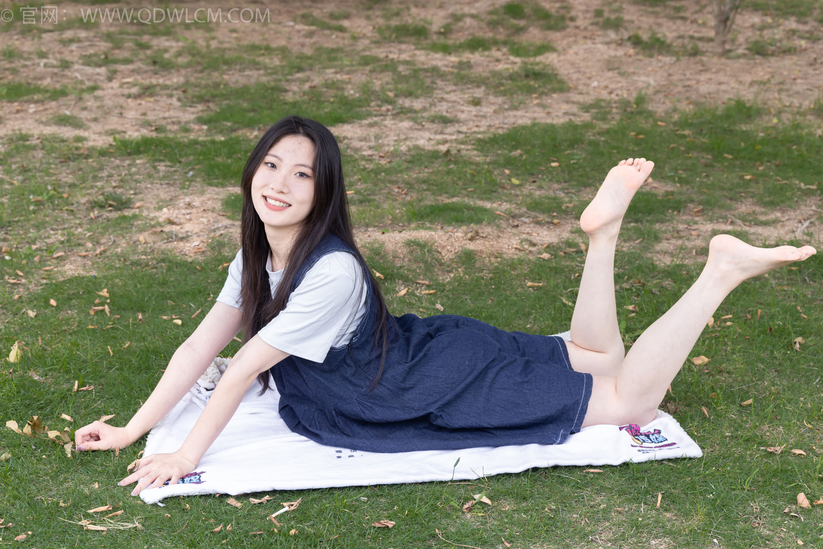 物恋传媒 No.2393 奶糖 - 帆布鞋、白棉袜、裸足/(160P)